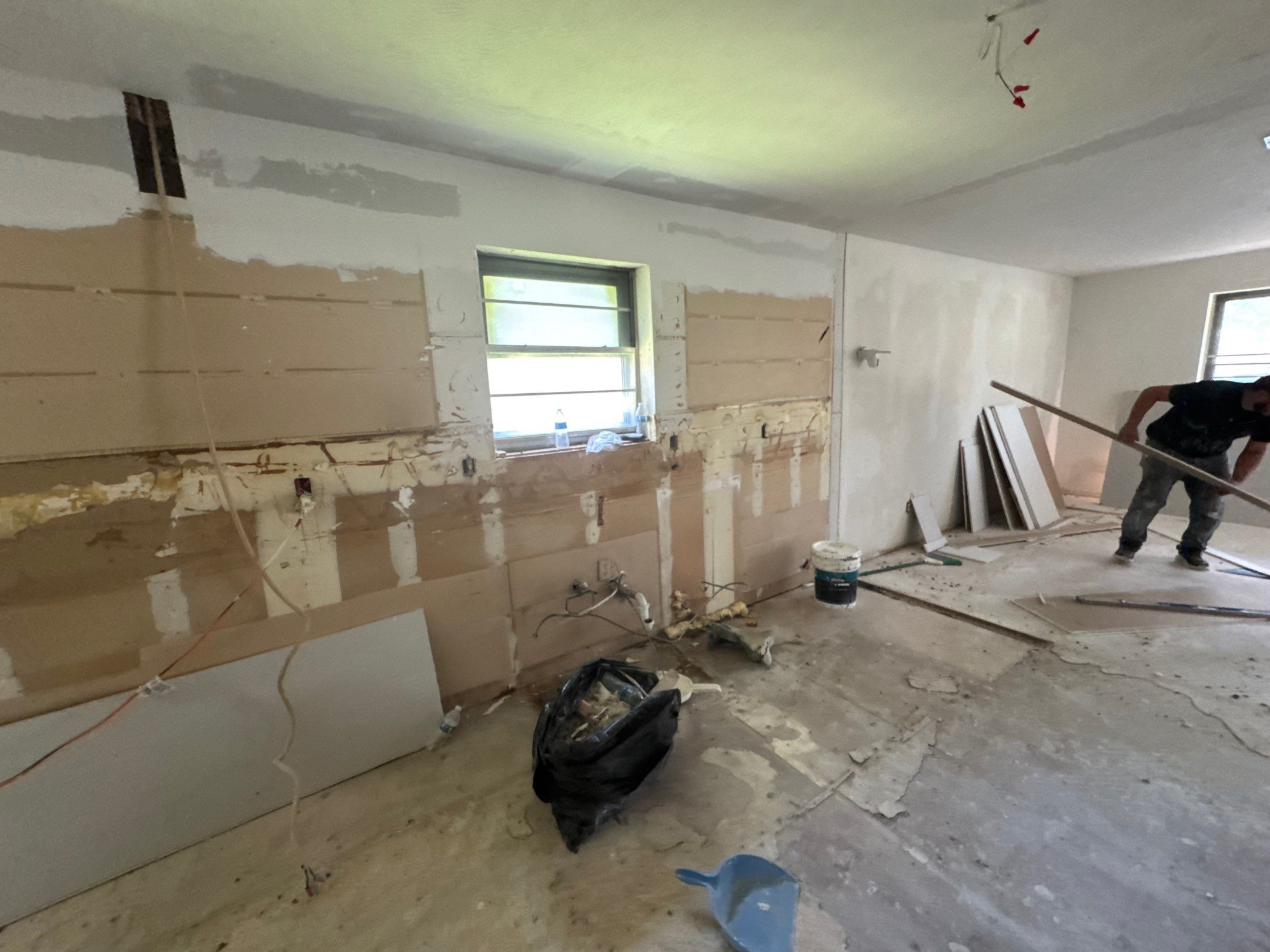 Layout-Loving Kitchen: Premium Cabinets Delivered in 7 Days Flat by Tibi Soli LLC