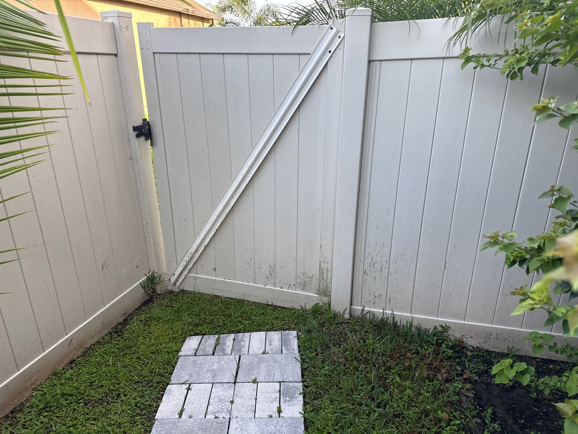 2-Story Stucco House Wash & Tan Vinyl Fence Cleaning | Sheffield Glen Palmetto, FL by Sunshine AquaWash