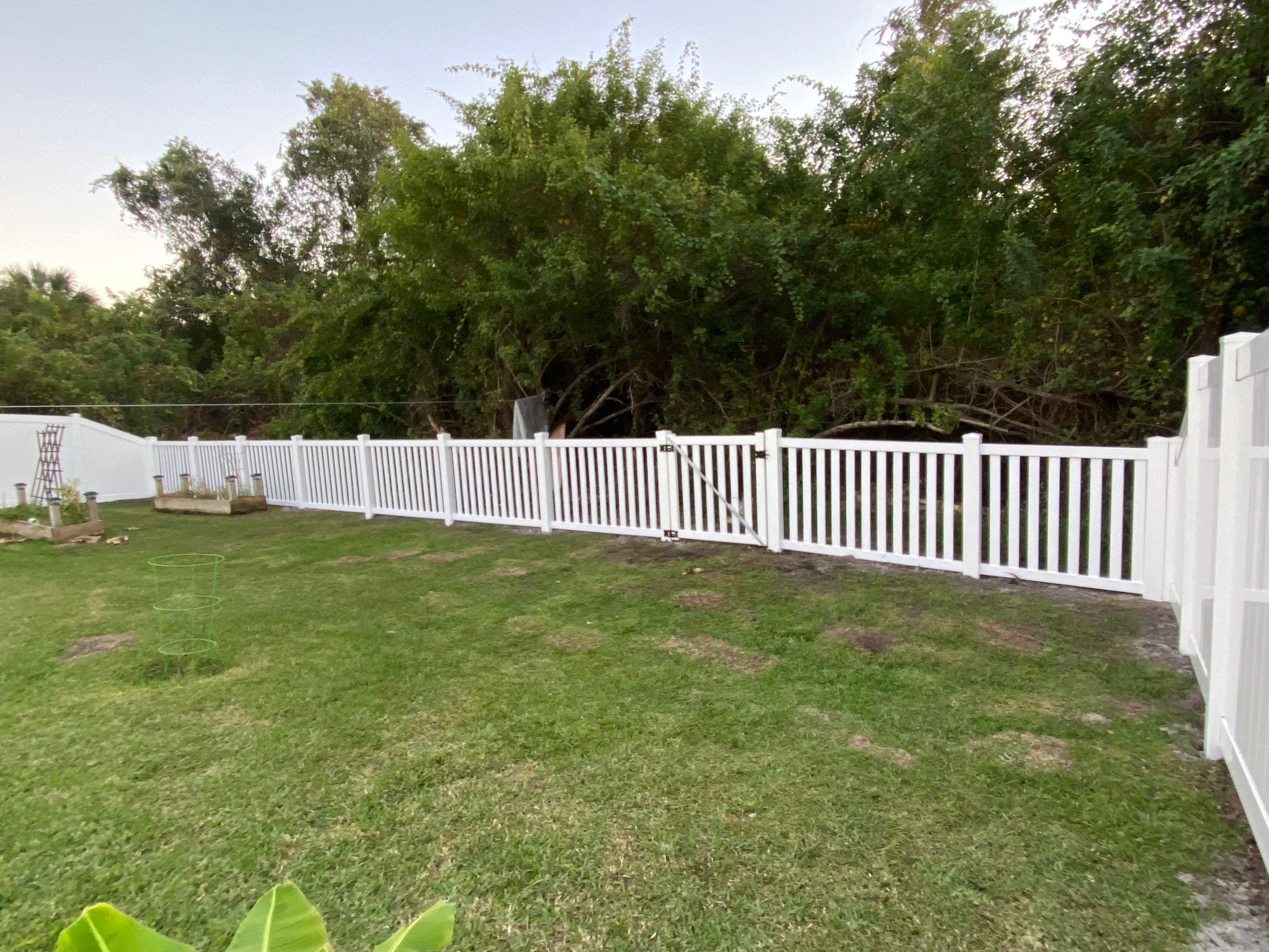 Ruskin, FL 6 ft. Tall White Vinyl Privacy with 4 ft. Picket Fence by Asap fence and gates, LLC