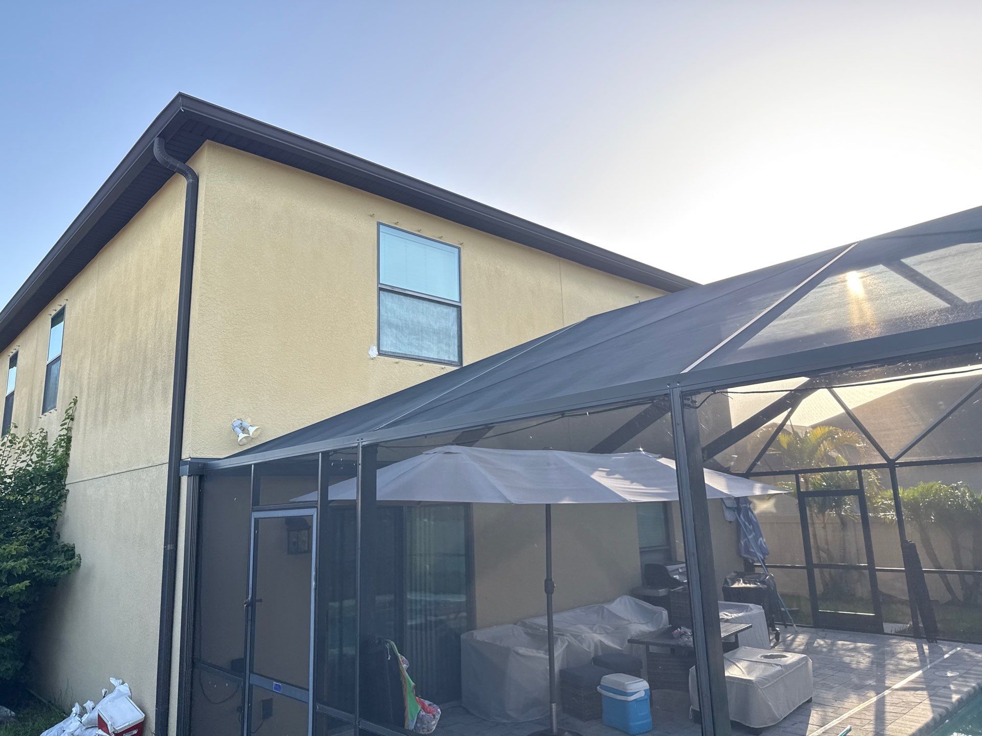 2-Story Stucco House Wash & Tan Vinyl Fence Cleaning | Sheffield Glen Palmetto, FL by Sunshine AquaWash