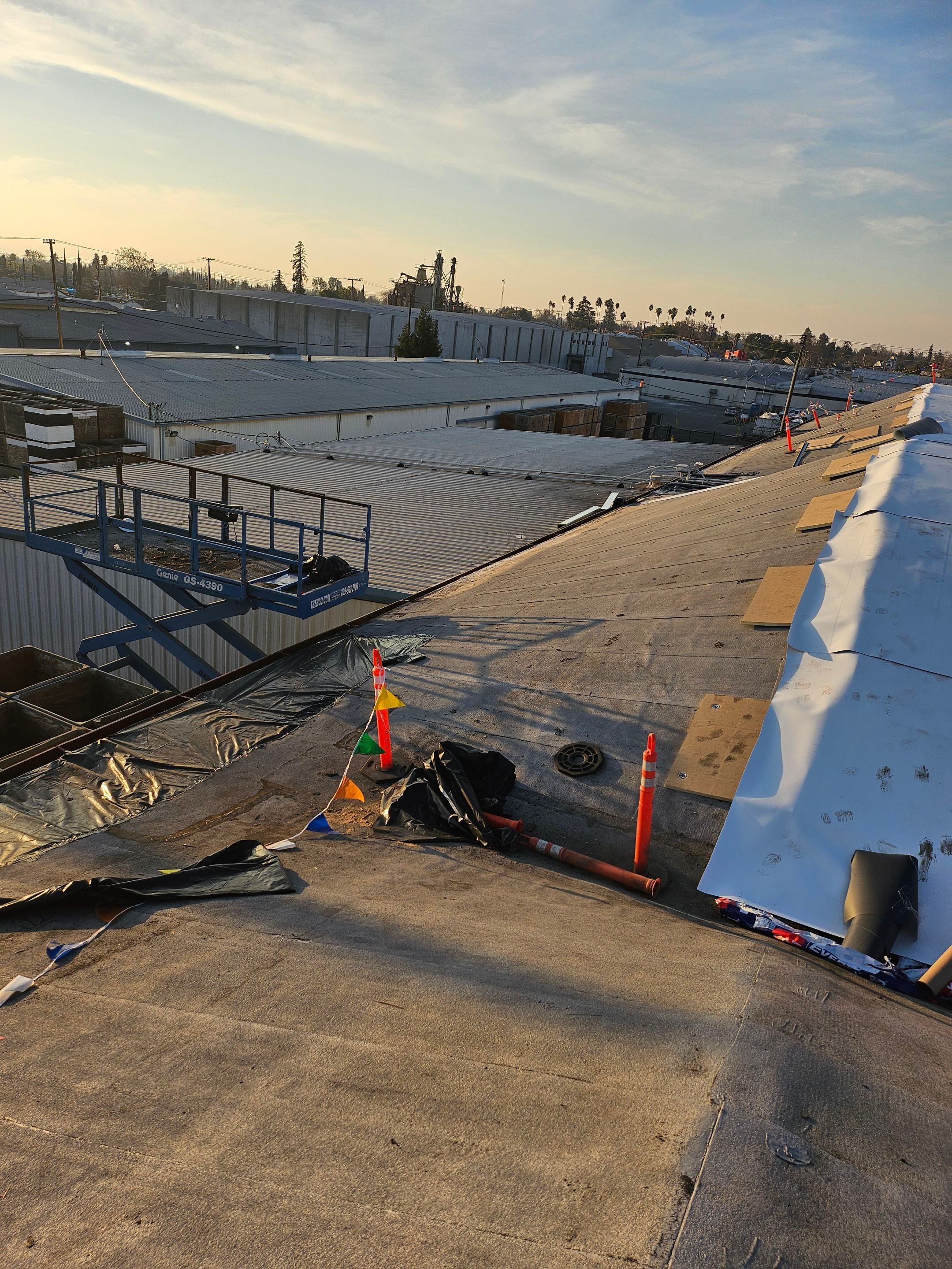 TPO single-ply roofing system using GAF Single-ply TPO 60 mil with 1.5 inch ISO board insulation by Straight Edge Roofing Inc