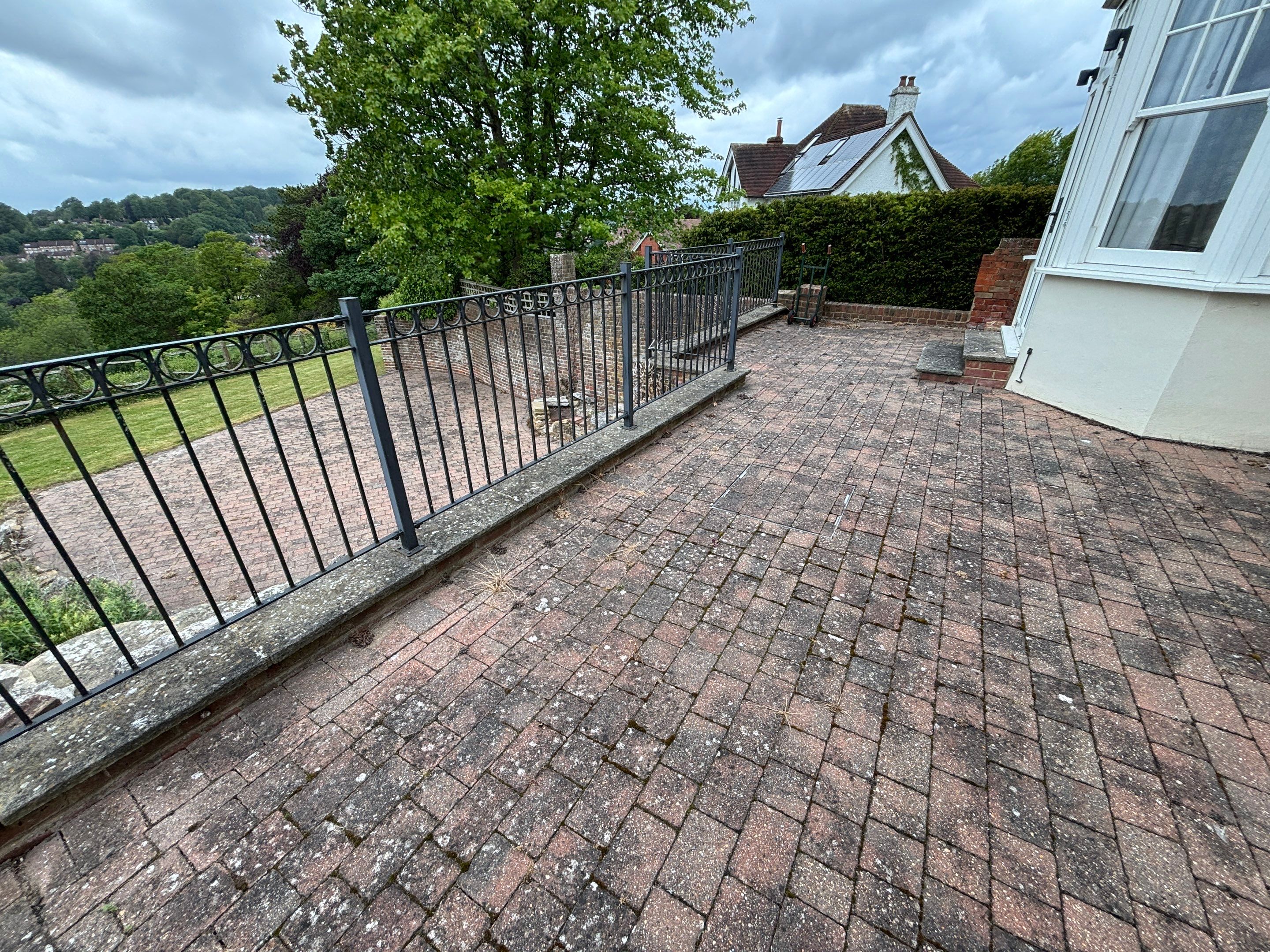 Comprehensive Driveway, Patio and Render Cleaning in Guildford Surrey by Ges Exterior Cleaning ltd