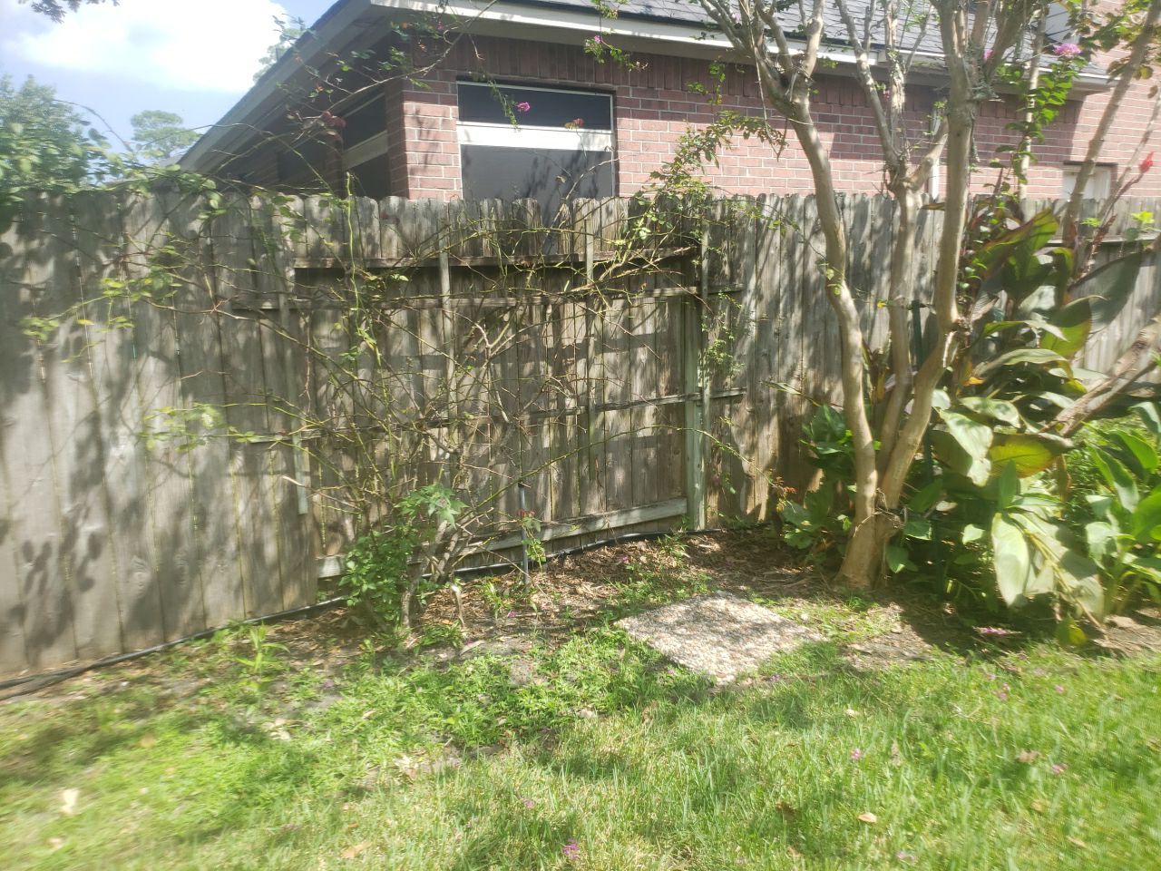 6'6" Western Red Cedar Fence Install by Astro Outdoor Designs 