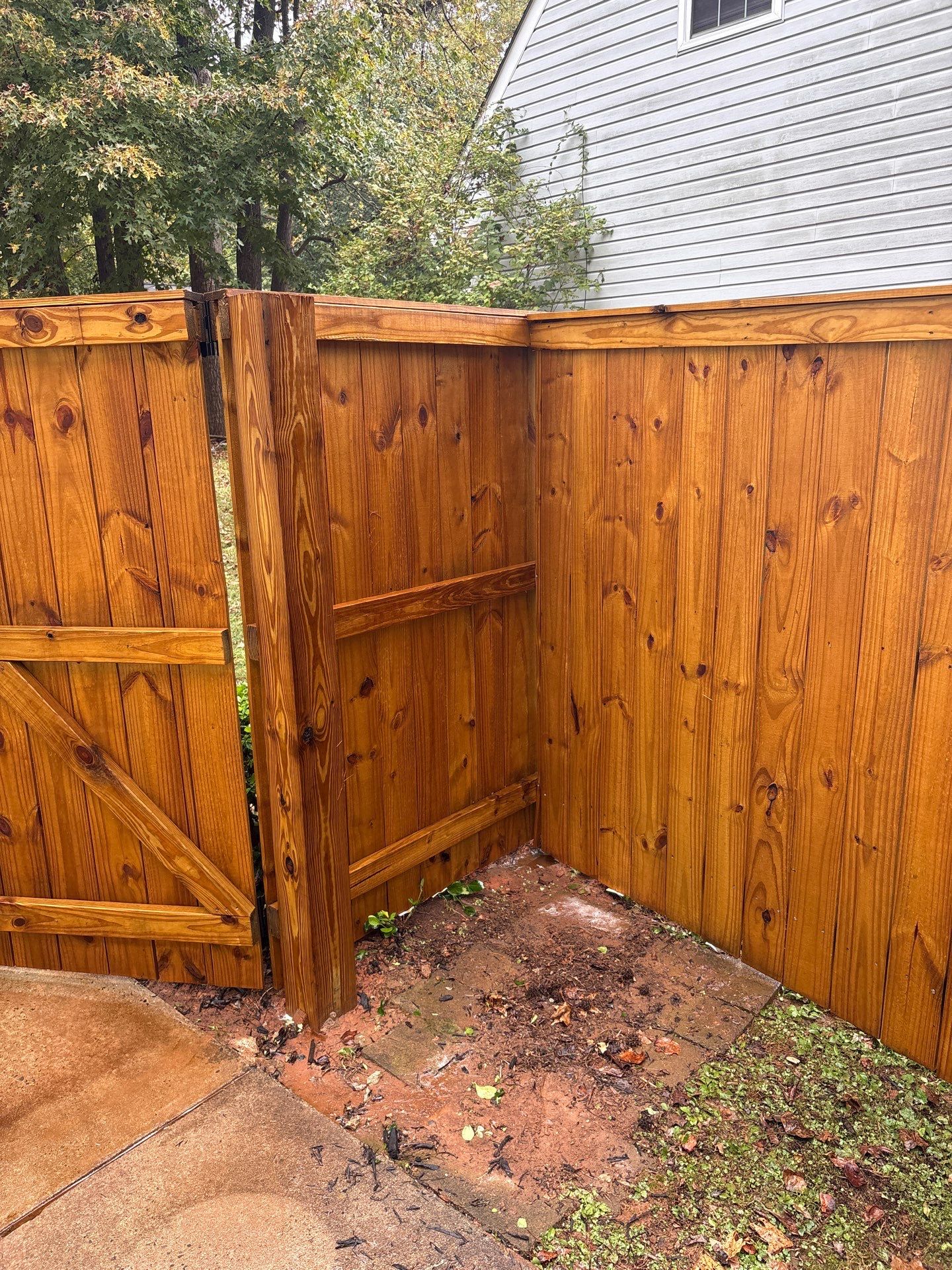 Wood Fence using Wood Sealant by DuraSeal