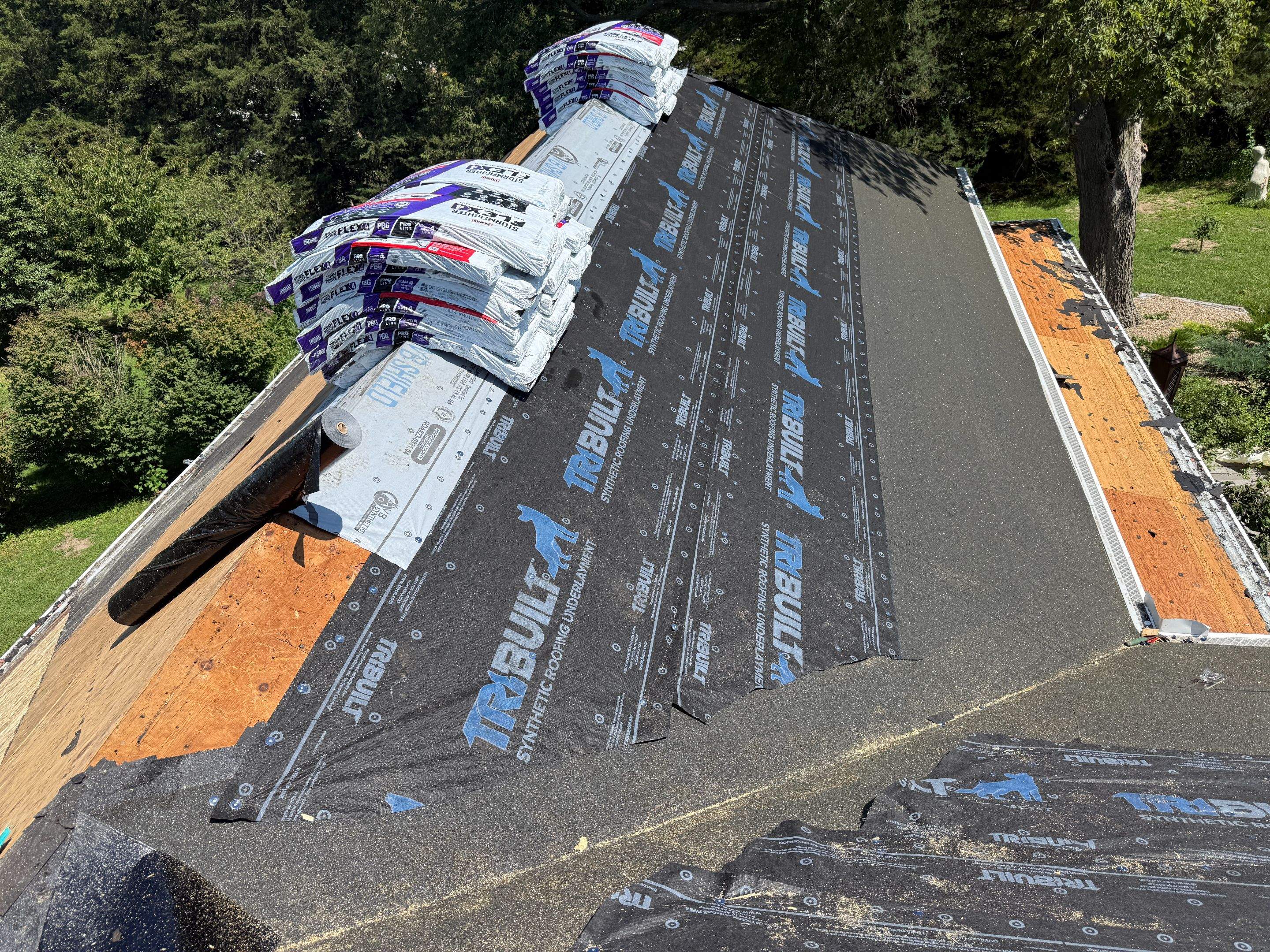 Asphalt Shingle and EPDM Membrane Roof Installation in Mineola by Star Home