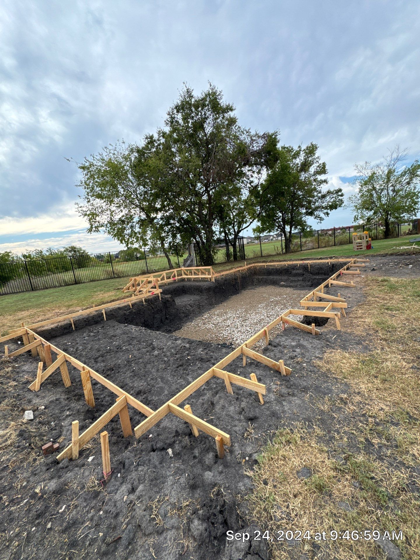 Geometric Pool with Raised Spa, Turf and Outdoor Kitchen by Pinnacle Pools and Spas - DFW