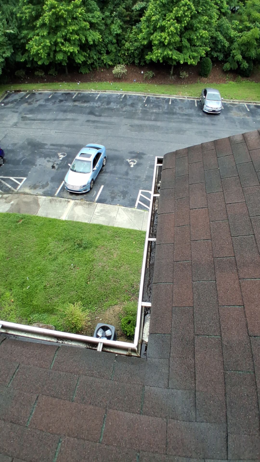 HOA gutter cleaning after photo.
