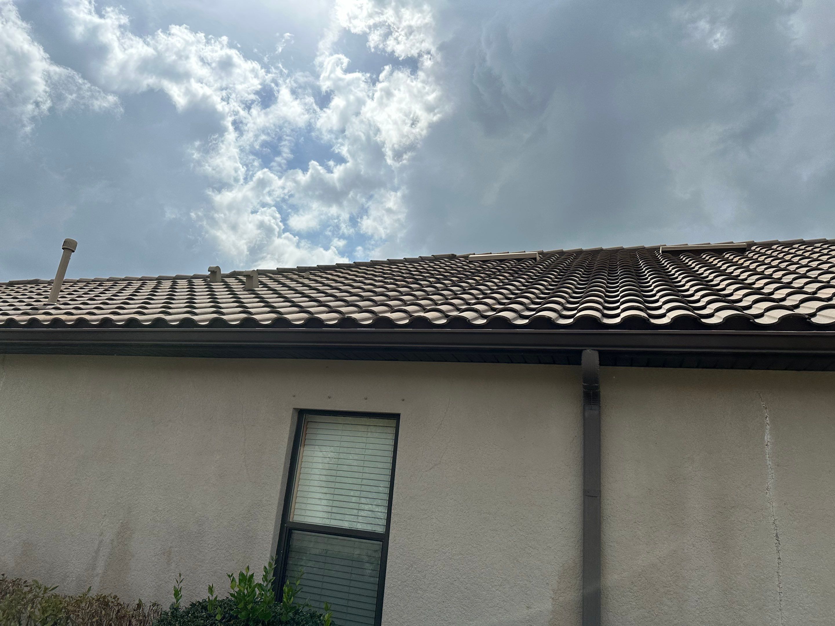 Concrete Tile Roof, Paver Pool Deck, Screen Enclosure & Driveway Cleaning in Artisan Lakes Esplanade, Palmetto, FL | Sunshine AquaWash by Sunshine AquaWash