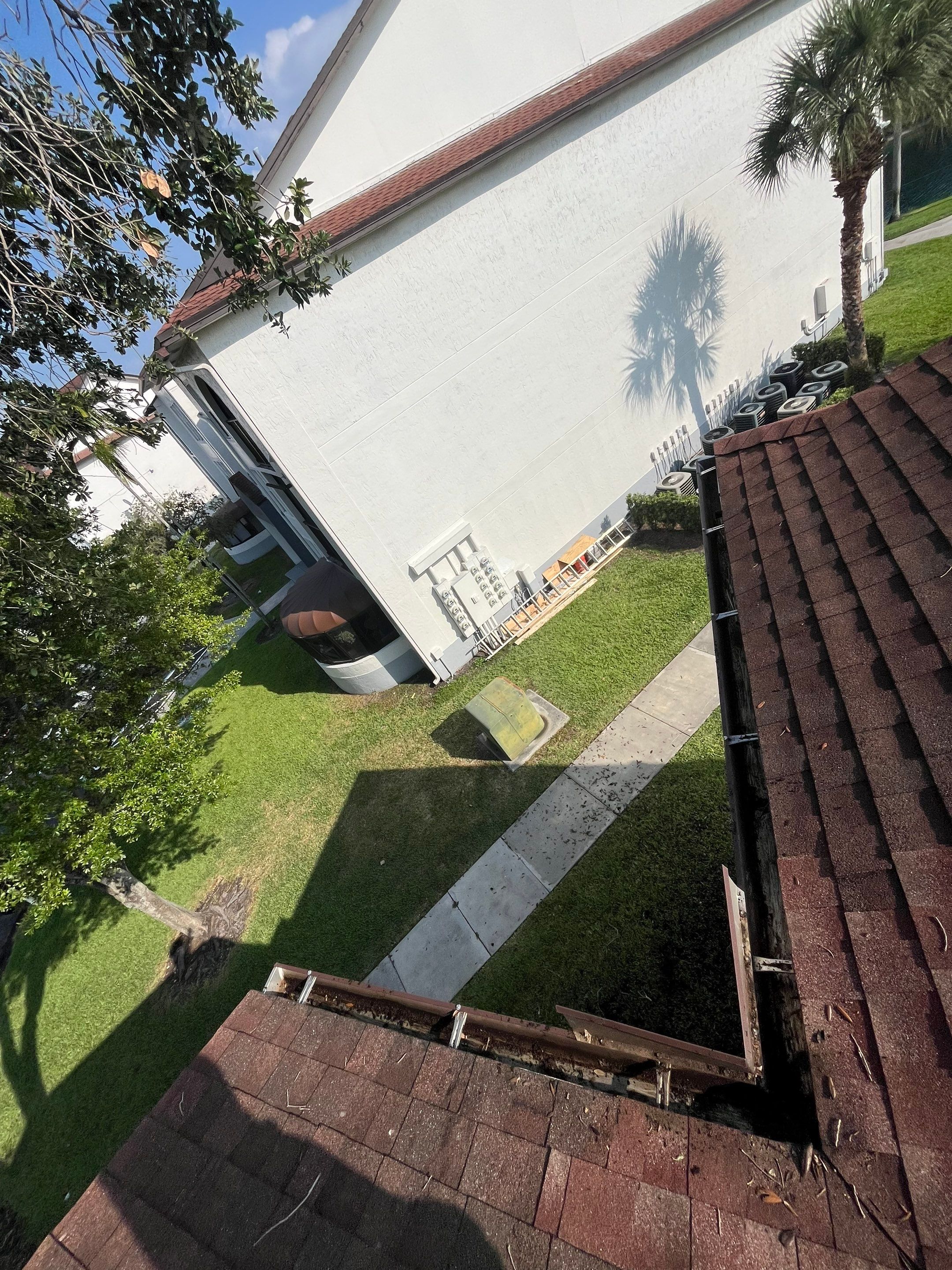 Commercial gutter cleaning Miami & Fort Lauderdale after photo with clean gutters