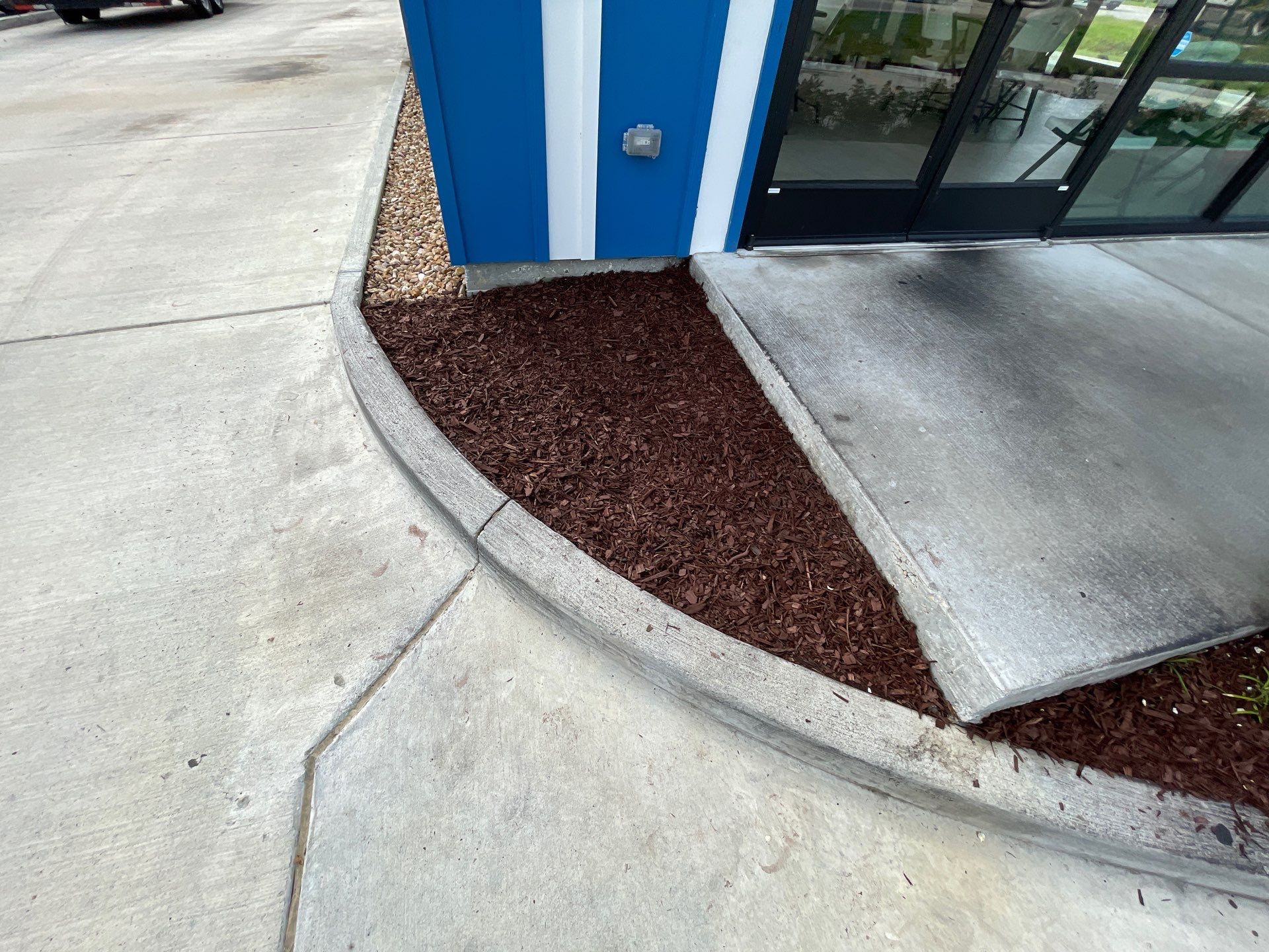 COMMERCIAL: HEDGE TRIM / BED CLEAN / MULCH INSTALL using BROWN MULCH "BARK BRITE" by CutScape, LLC.