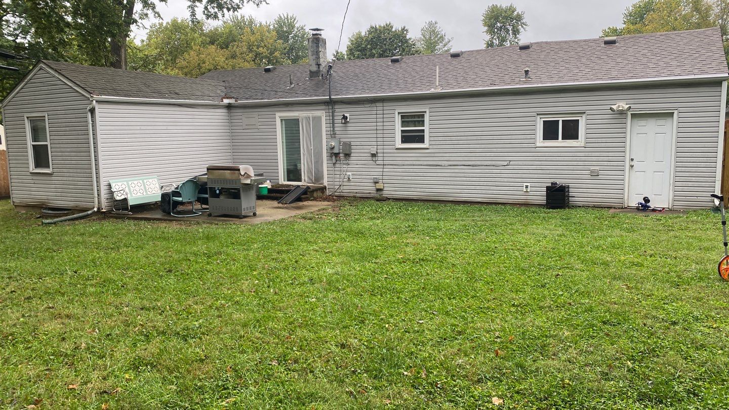 A whole new look for this Gladstone Home by EEC Windows, Siding & Roofing