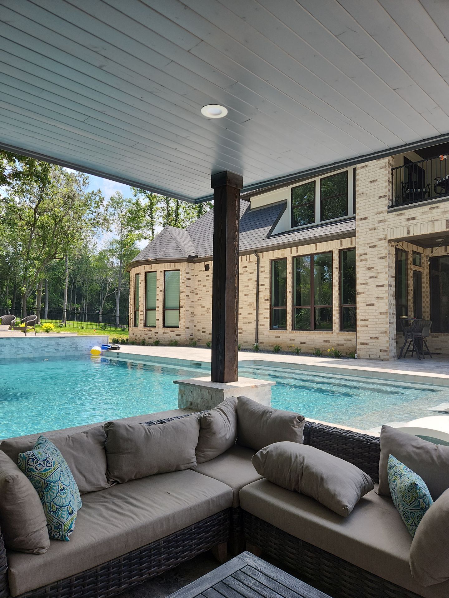 Modern Patio Cover and Kitchen in Montgomery by SophAlx LLC