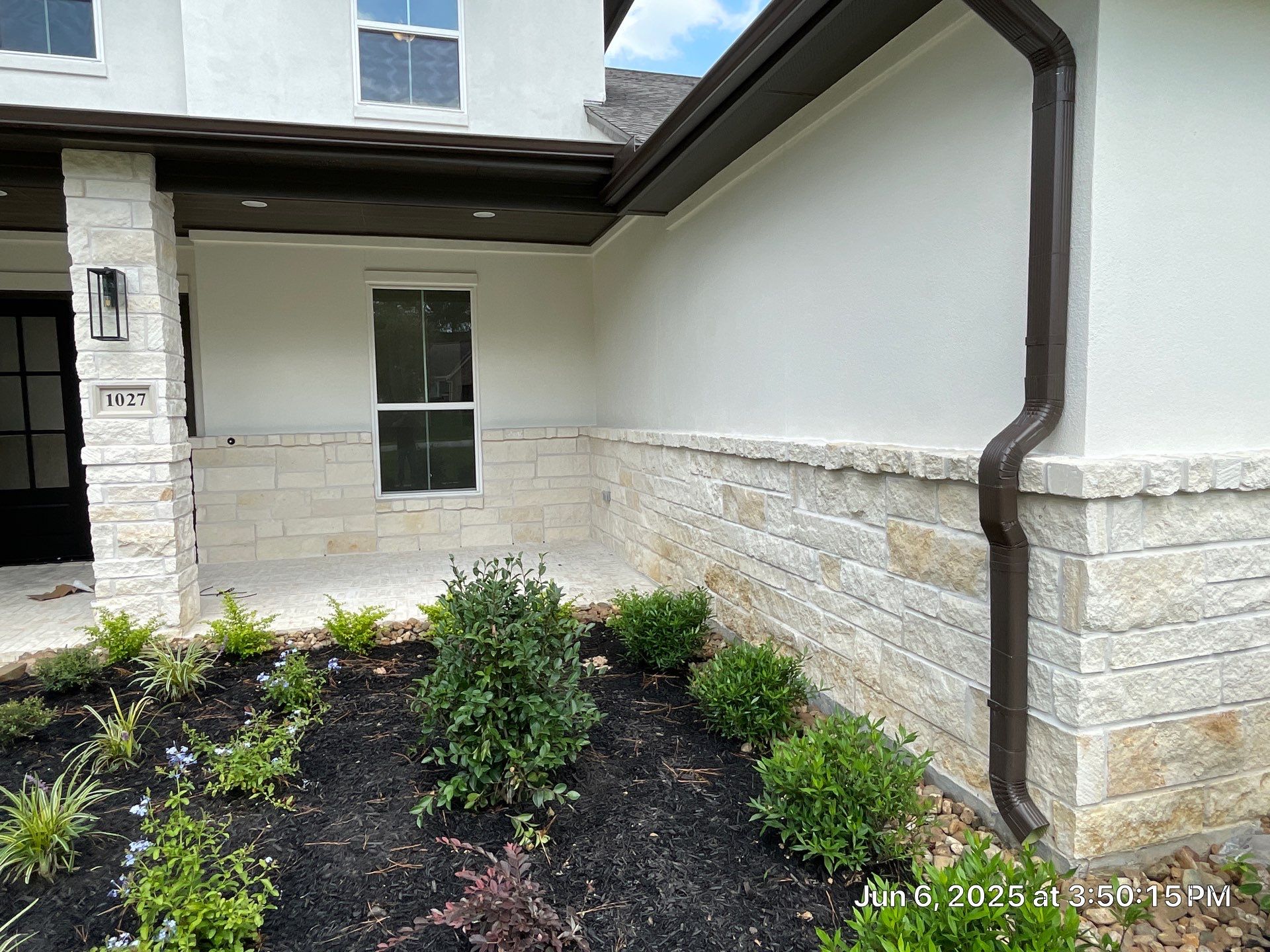 Conroe Harmony: Sand Finish Stucco with Natural Stone Accents by Apex Conventional Stucco Llc