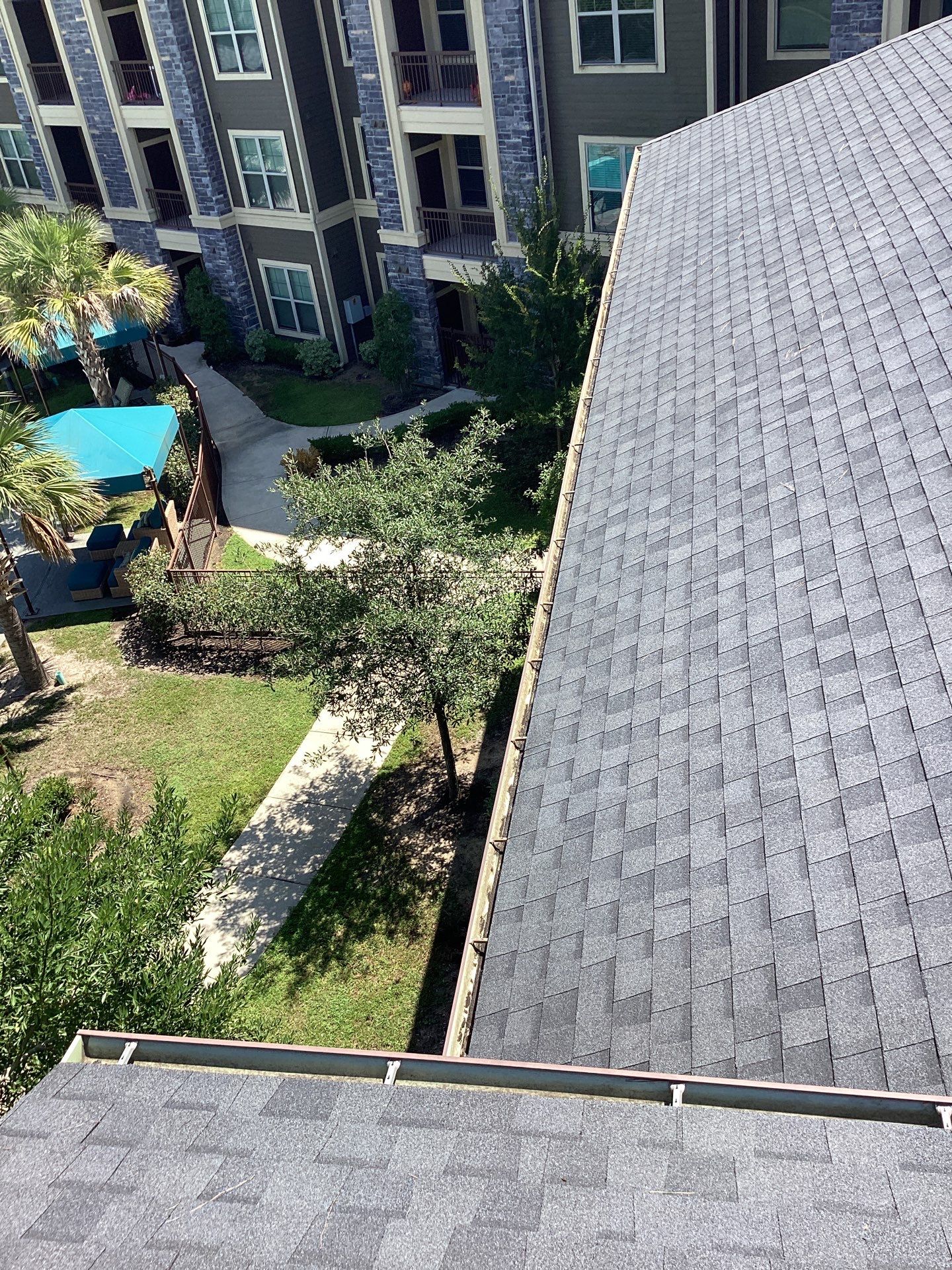 Commercial gutter cleaning Houston after photo with clean gutters