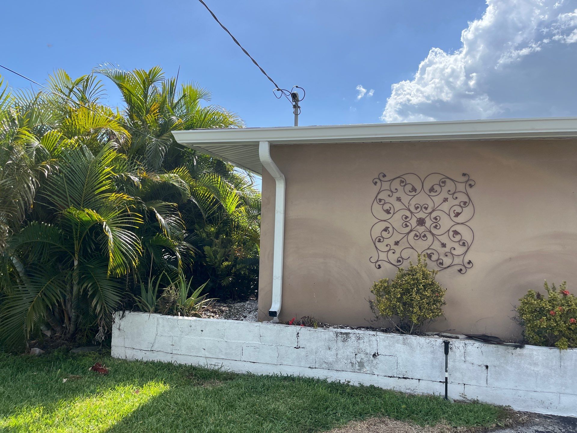 White K Style Seamless Gutters using 6 Inch Seamless Gutters in Cape Coral FL by Gutter Professors