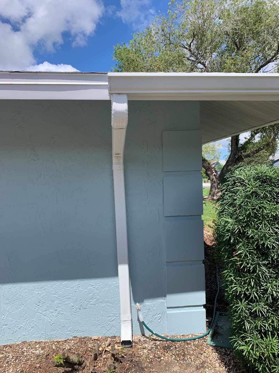 Aluminum Seamless Gutters using White Seamless Gutters in Sarasota FL by Gutter Professors