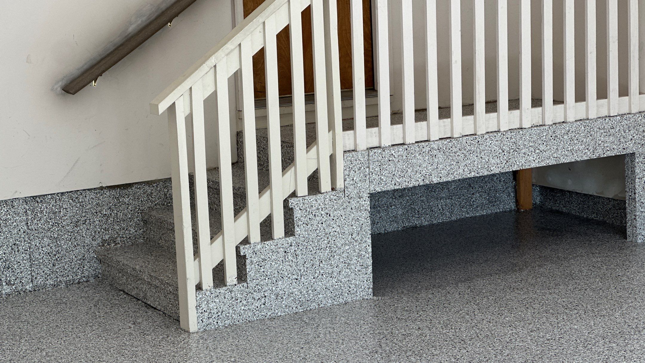 Suzie S. got a new Coyote flake floor  by Banner Garage