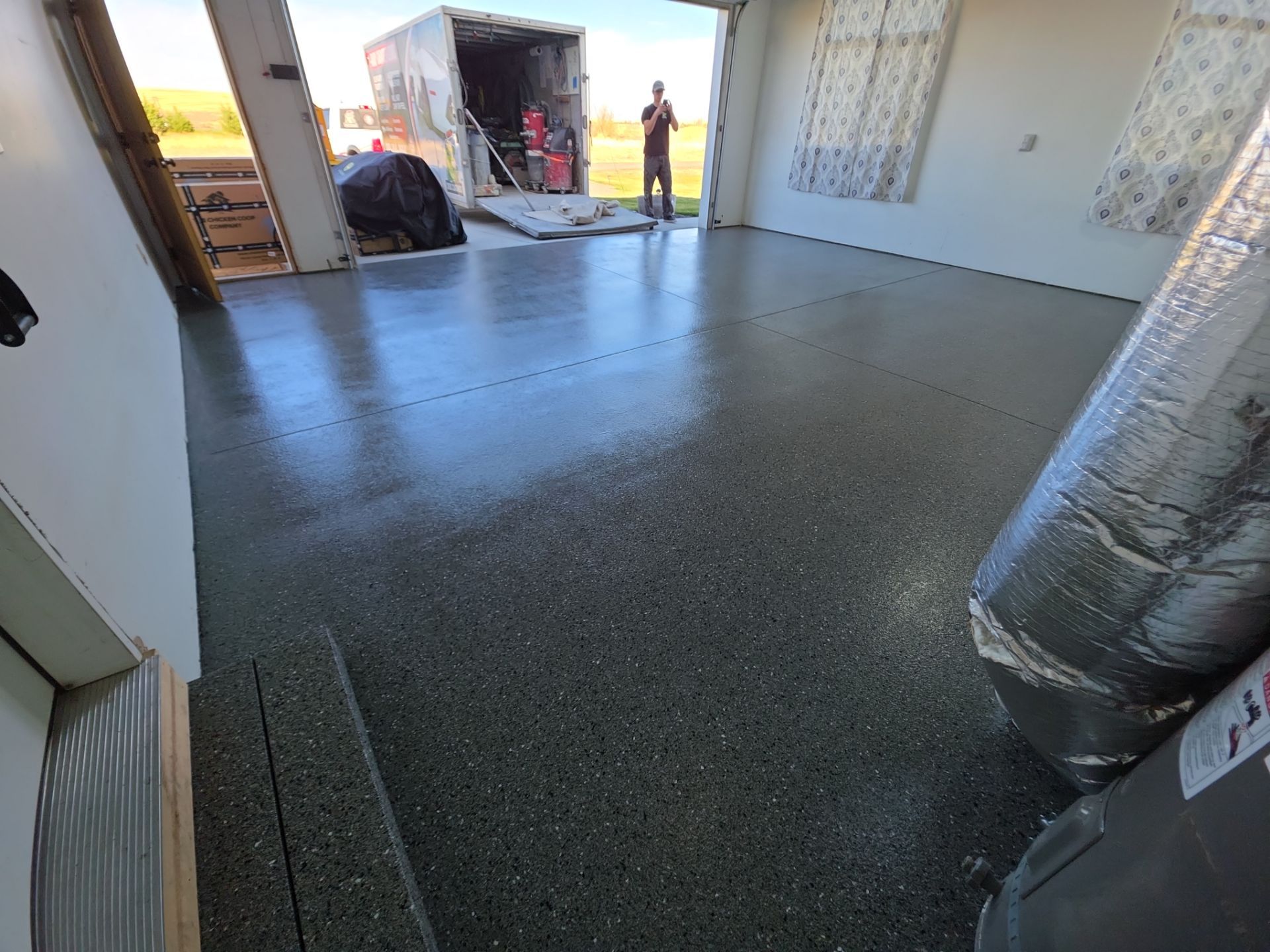 Polyaspartic Garage Floor Coating With Slate Hybrid Flake in Davenport by Croc Coatings, LLC
