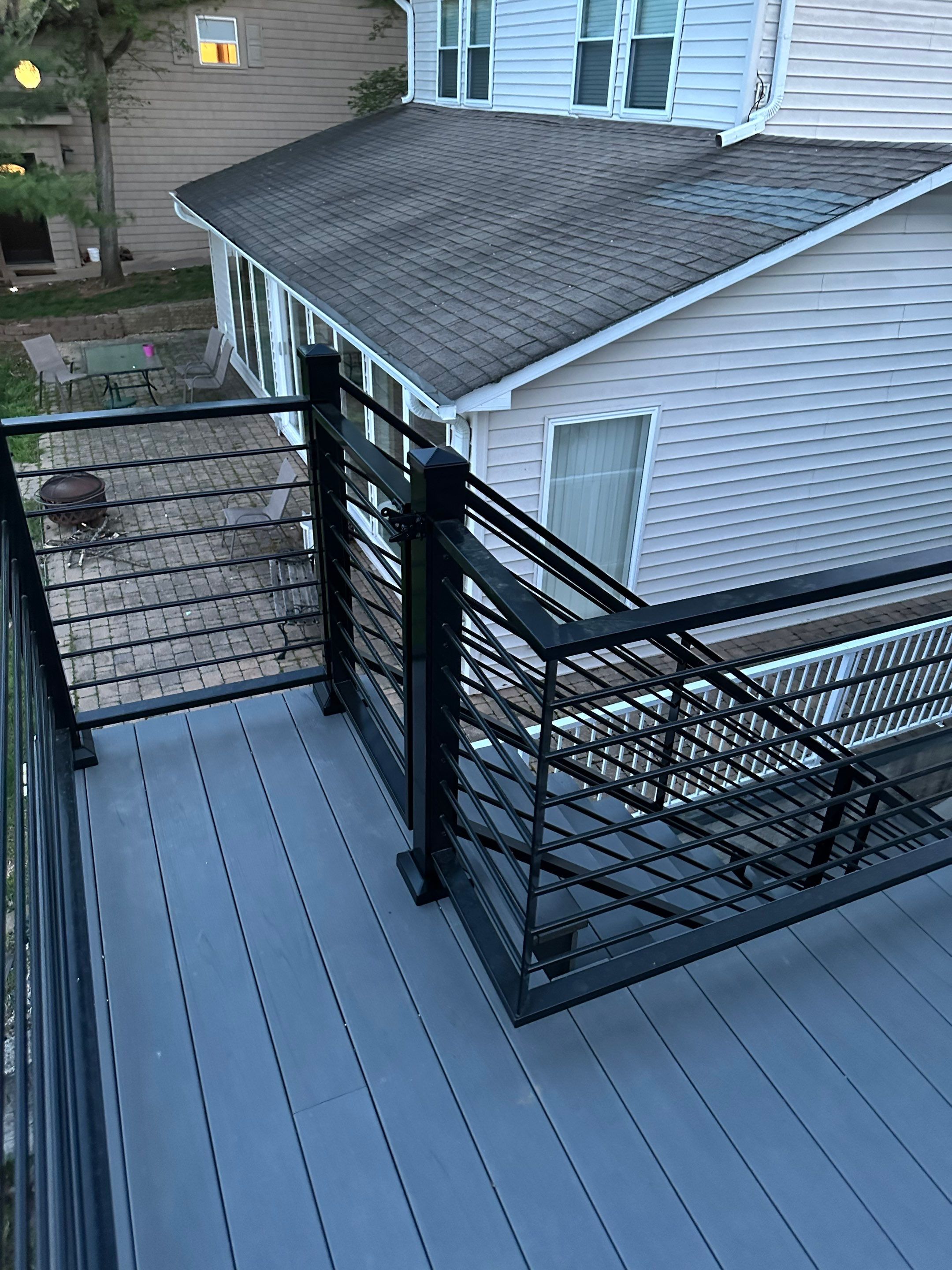 Residential Railing using Horizontal Rail by Edge Rail And Screen