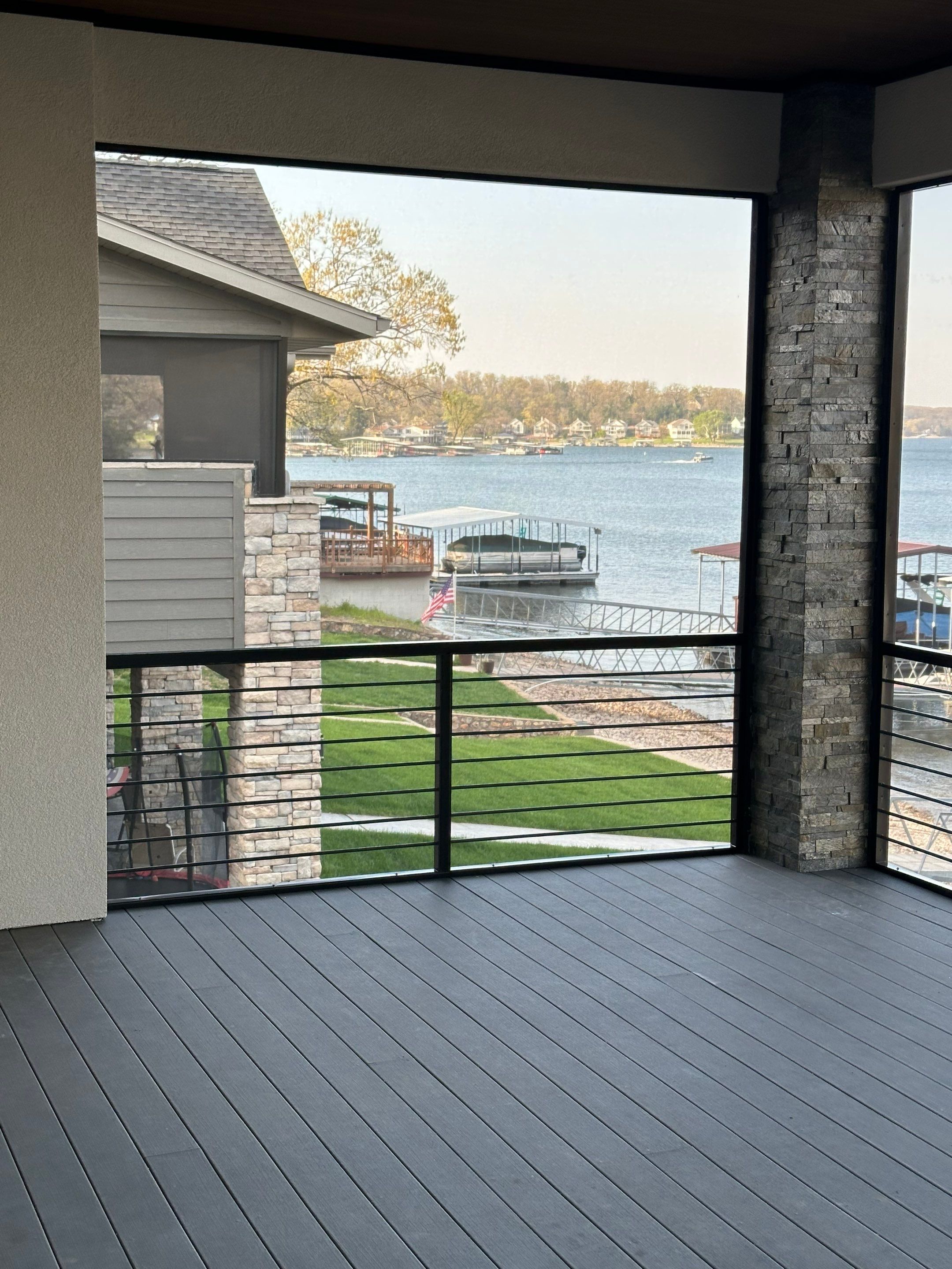 Residential Railing using Horizontal Rail by Edge Rail And Screen