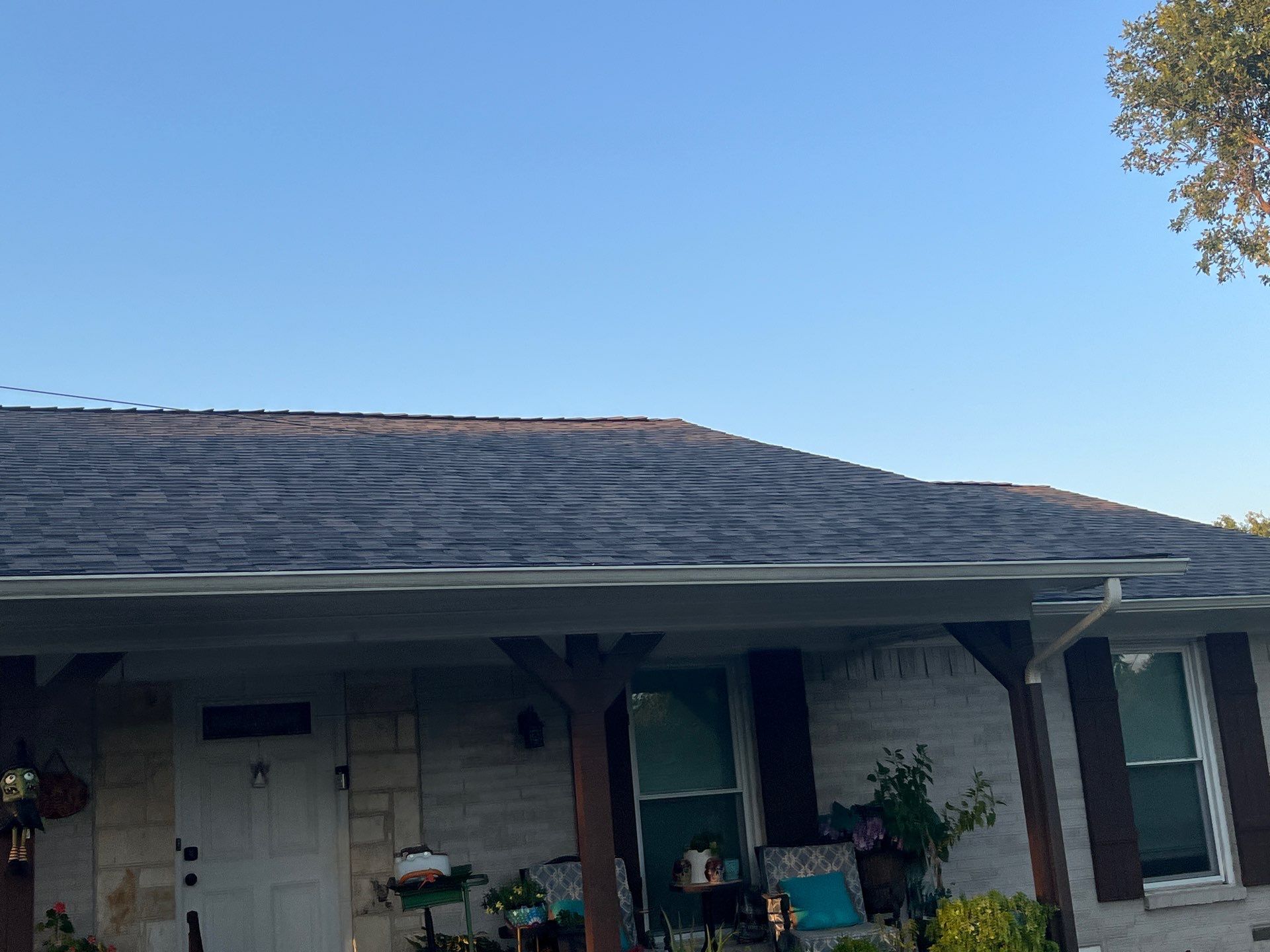 IKO Driftshake-Light Cream brick house by Tejas Roofworks + Restoration