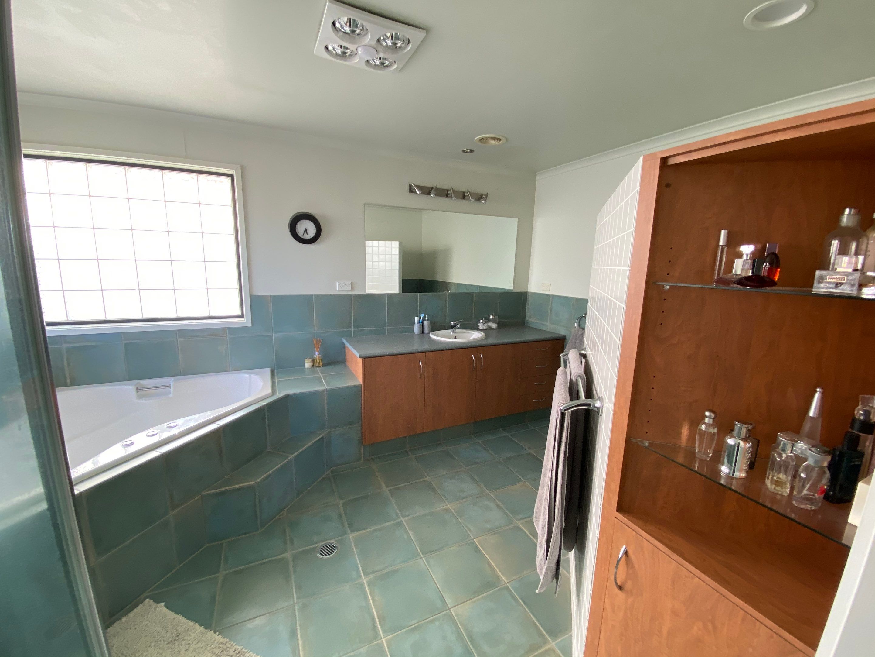 Large Ensuite Renovation by Re-seal Bathrooms