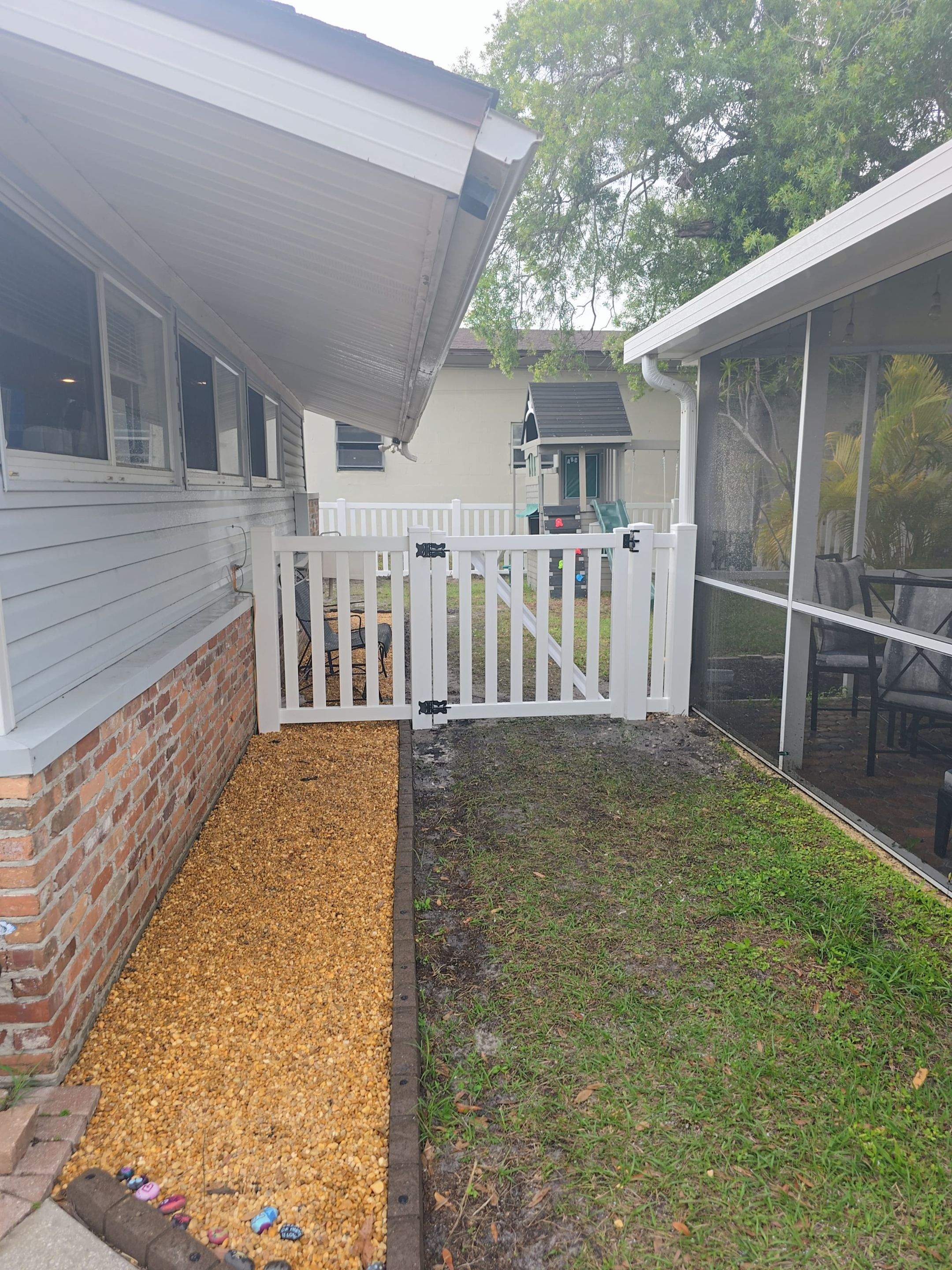 Vinyl Fence for Valerie's House by True Fence LLC