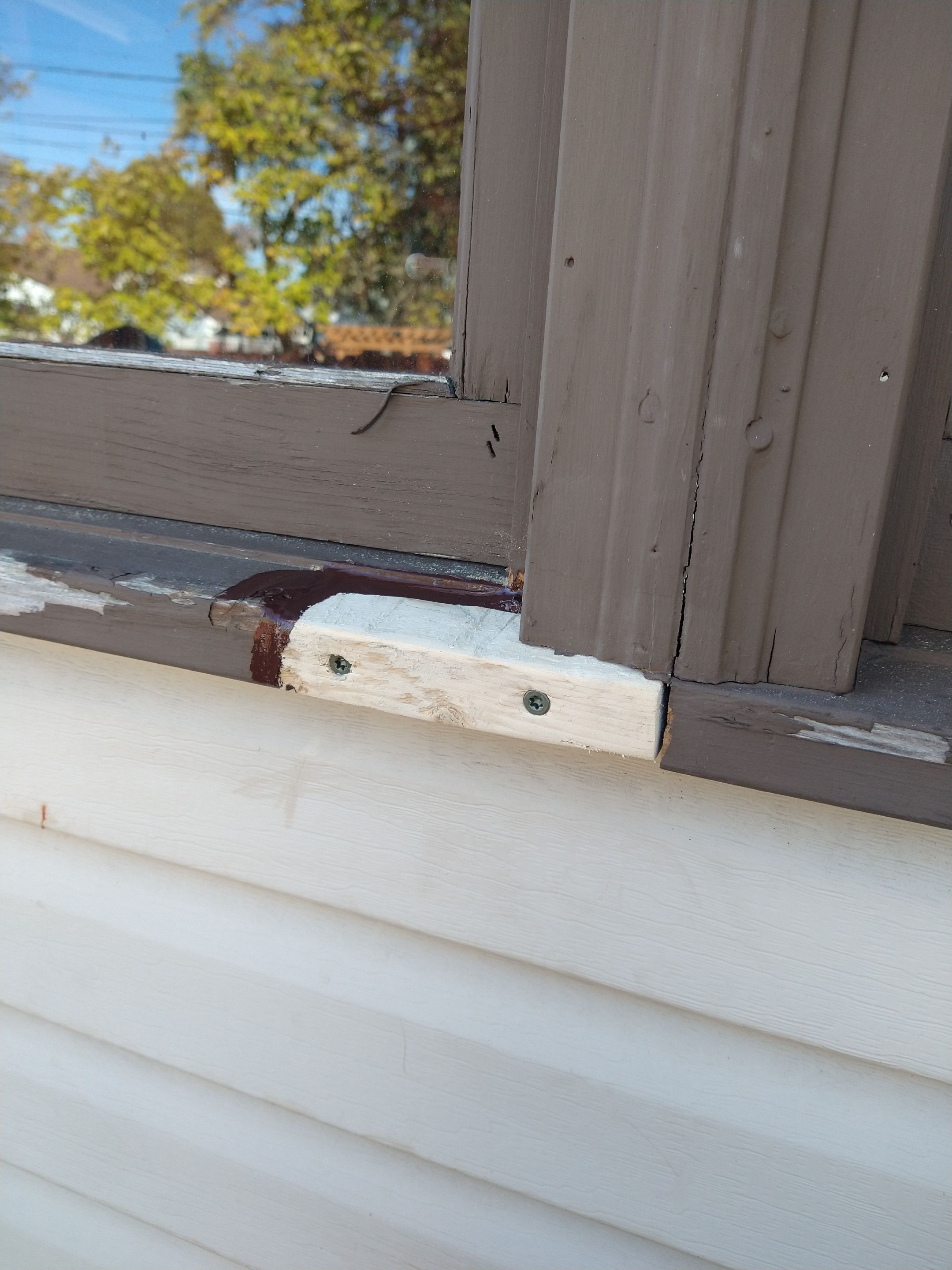 Siding Installation using Norandex woodsman dl-5 white woodgrain vinyl by Absolute Roofing and Construction