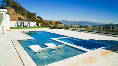 Zero-edge Pool & Backyard Trnasformation