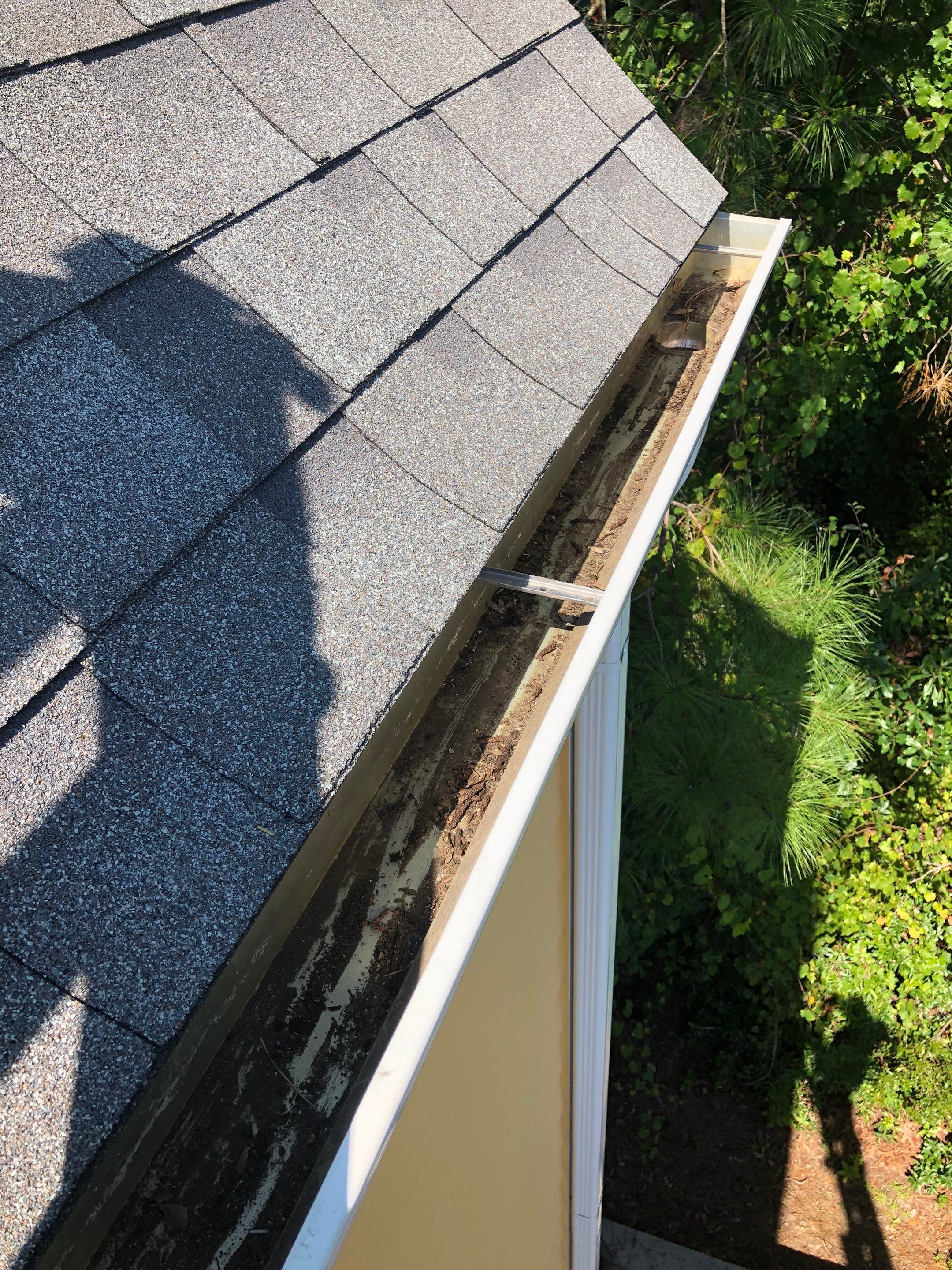 Commercial gutter cleaning Myrtle Beach after photo with clean gutters