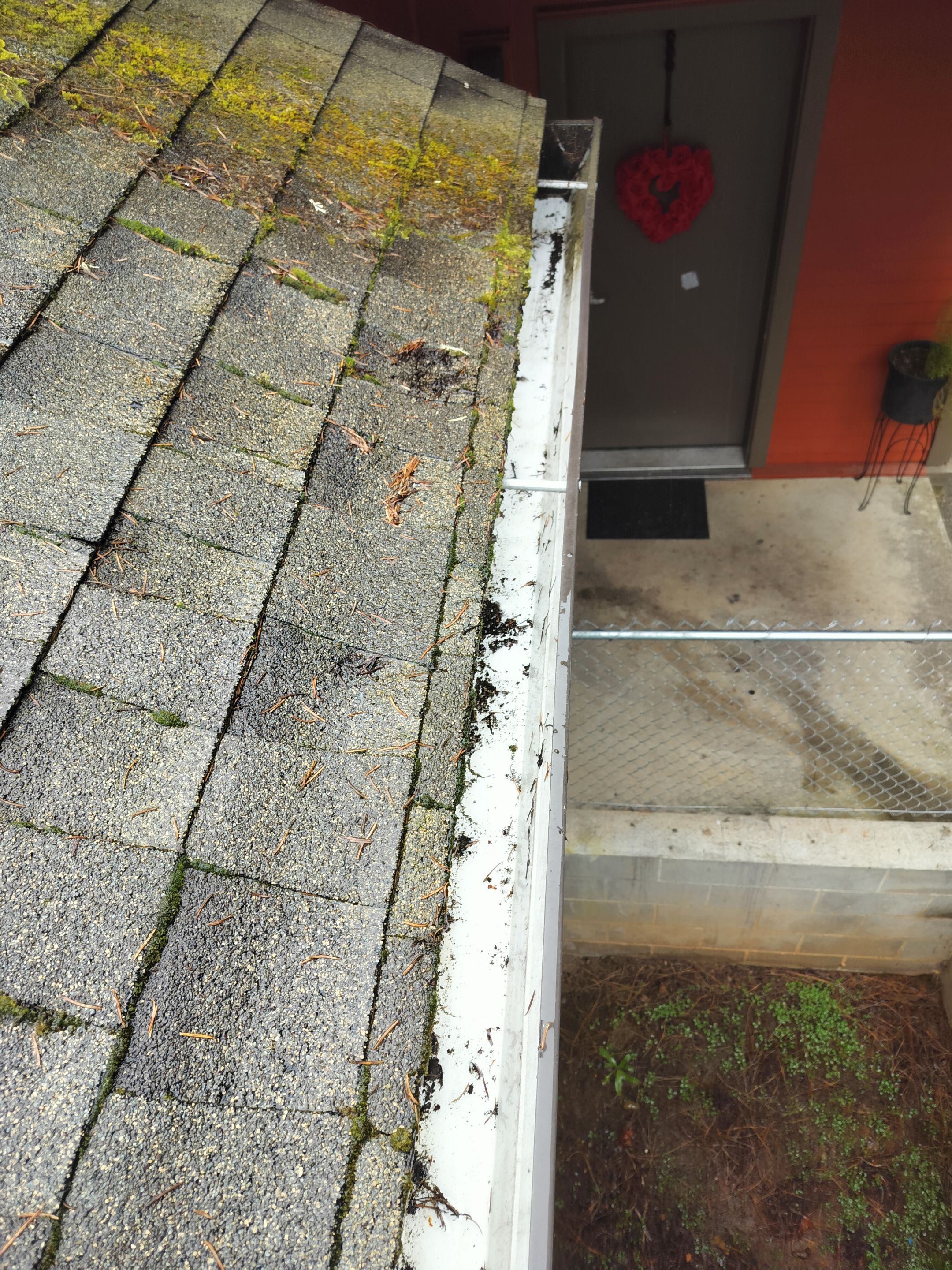 Commercial gutter cleaning Medford & Ashland after photo with clean gutters