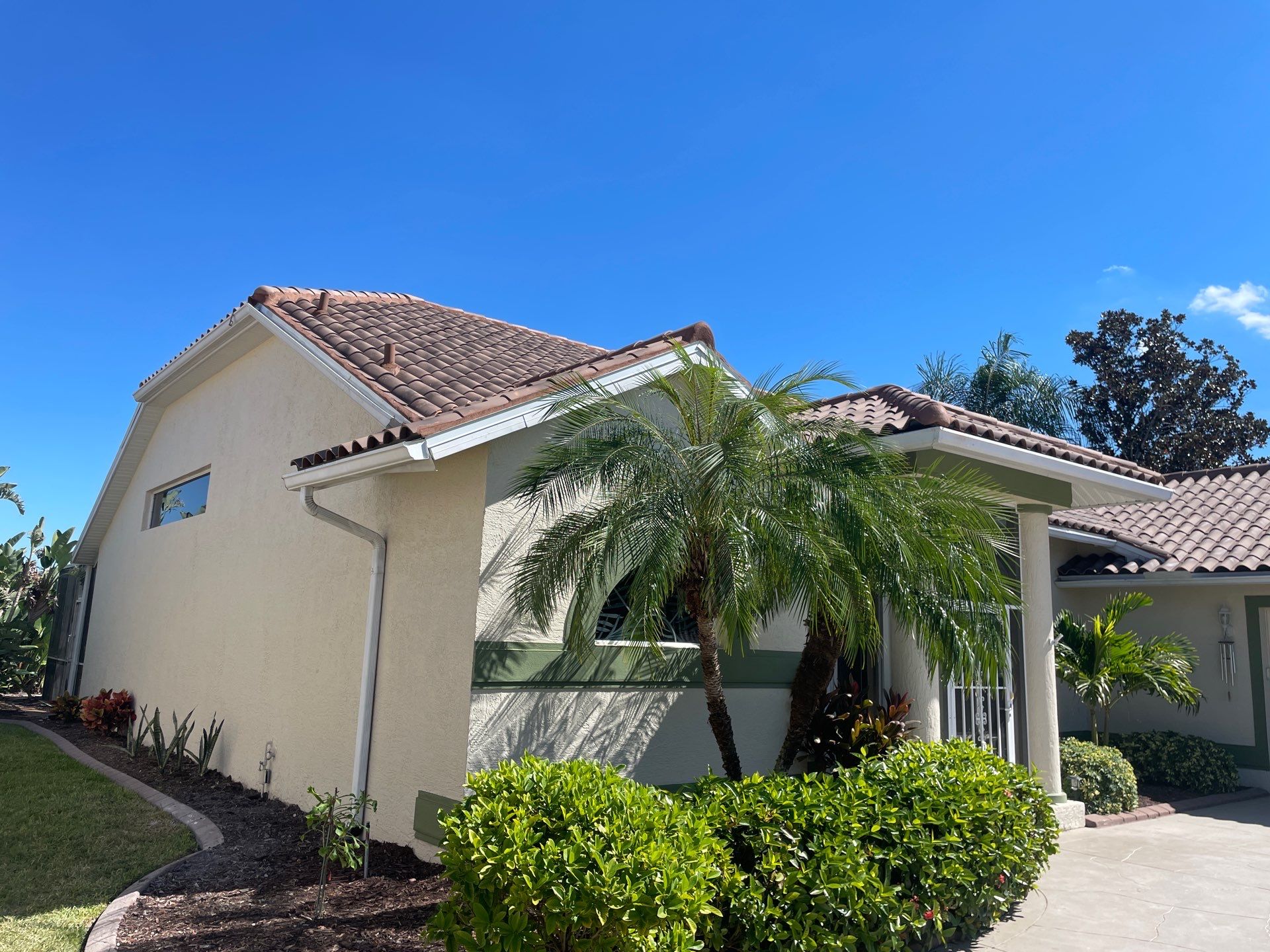 Modern 7 inch K-Style Gutters in Fort Myers FL by Gutter Professors