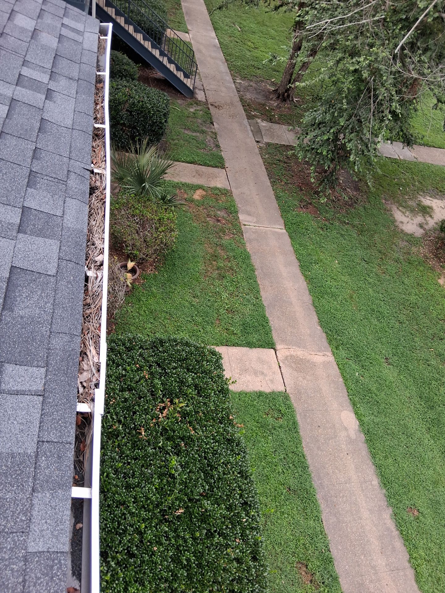 Commercial gutter cleaning Gulfport & Biloxi, MS before photo with filled gutters
