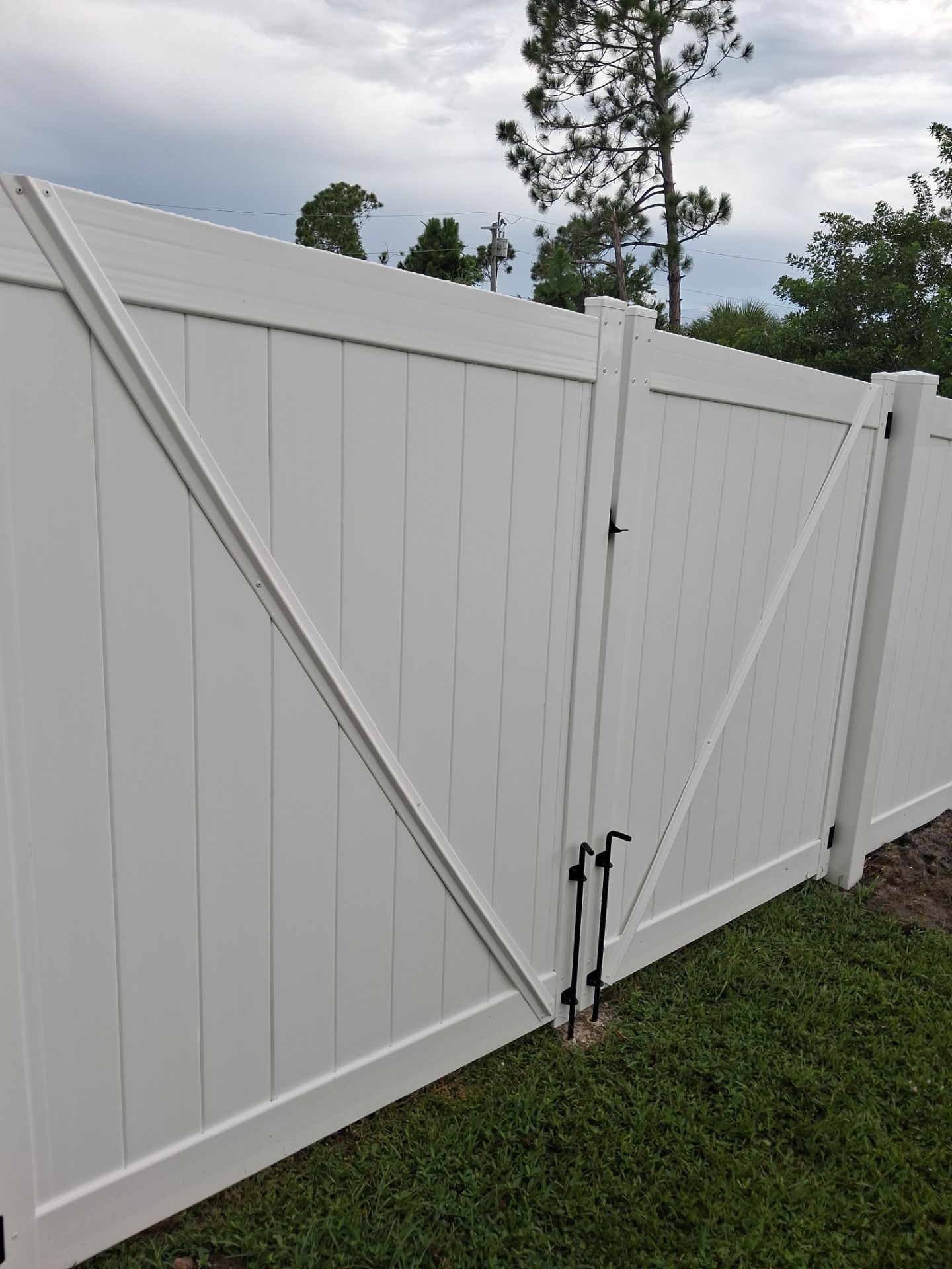 White Vinyl Privacy Fence Installation in Port Charlotte Florida by True Fence LLC
