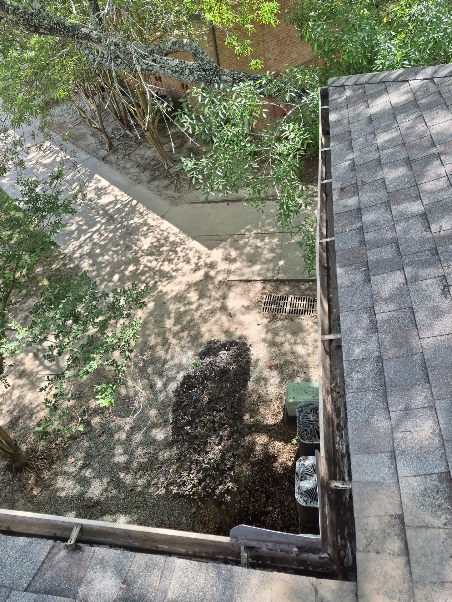 HOA gutter cleaning after photo.