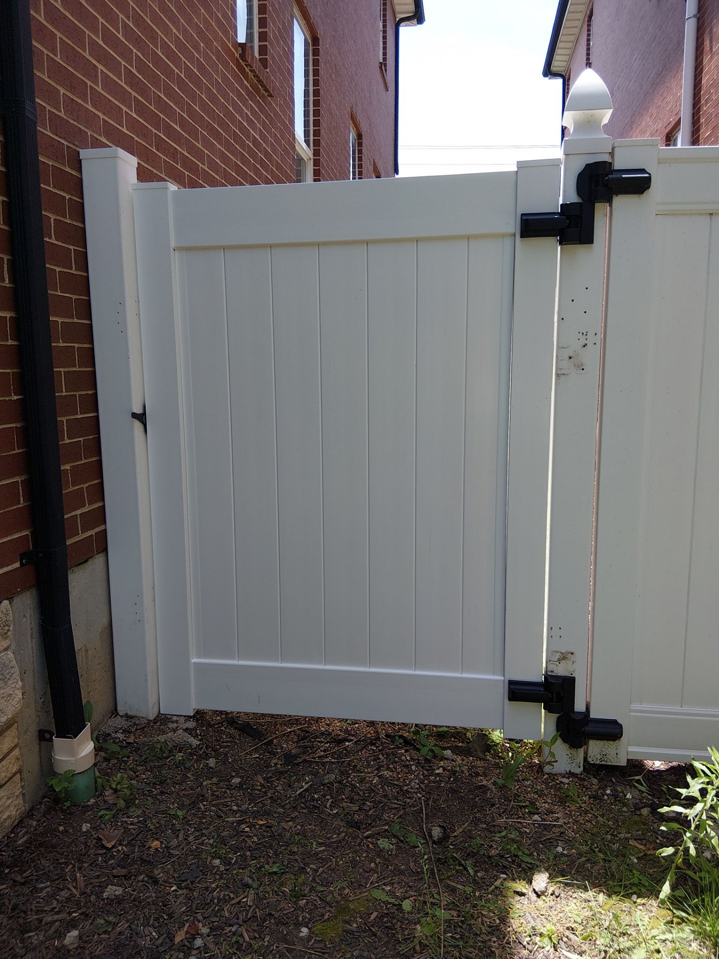 White Vinyl Gate Replacement – St. Louis, MO by Legendary Services Company LLC.