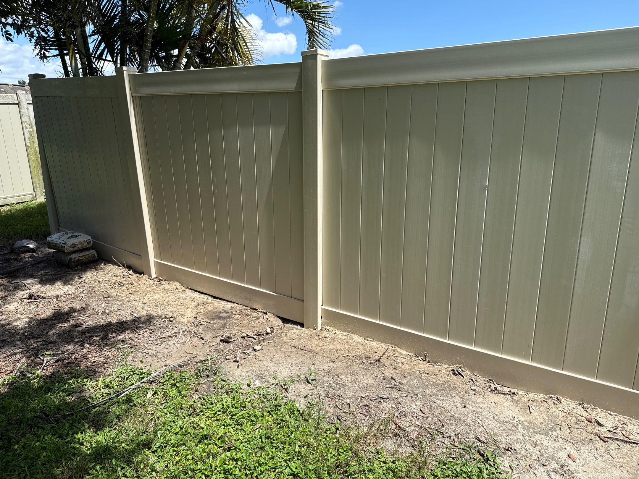2-Story Stucco House Wash & Tan Vinyl Fence Cleaning | Sheffield Glen Palmetto, FL by Sunshine AquaWash