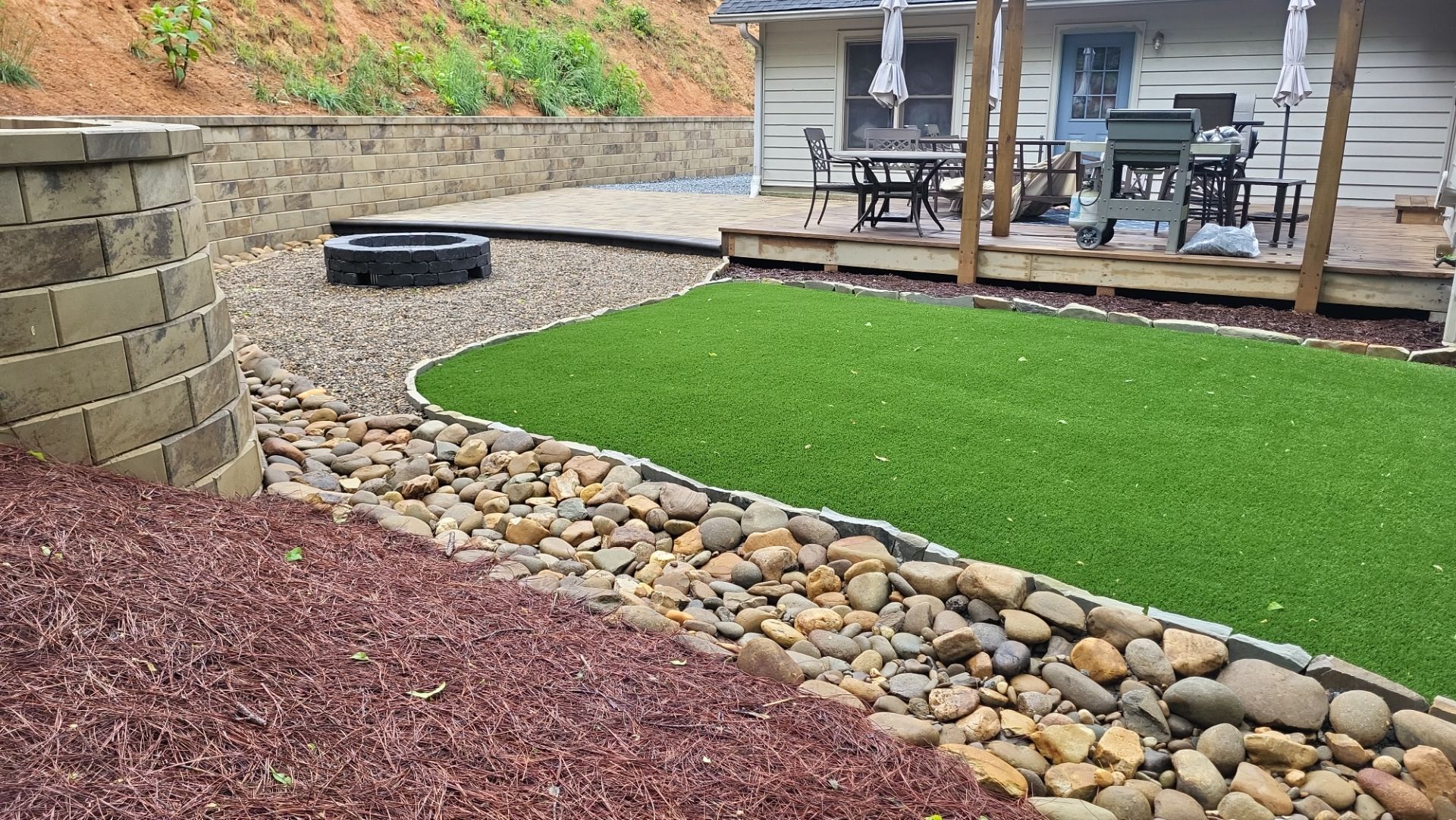 Outdoor Living Space by B&B Landscaping