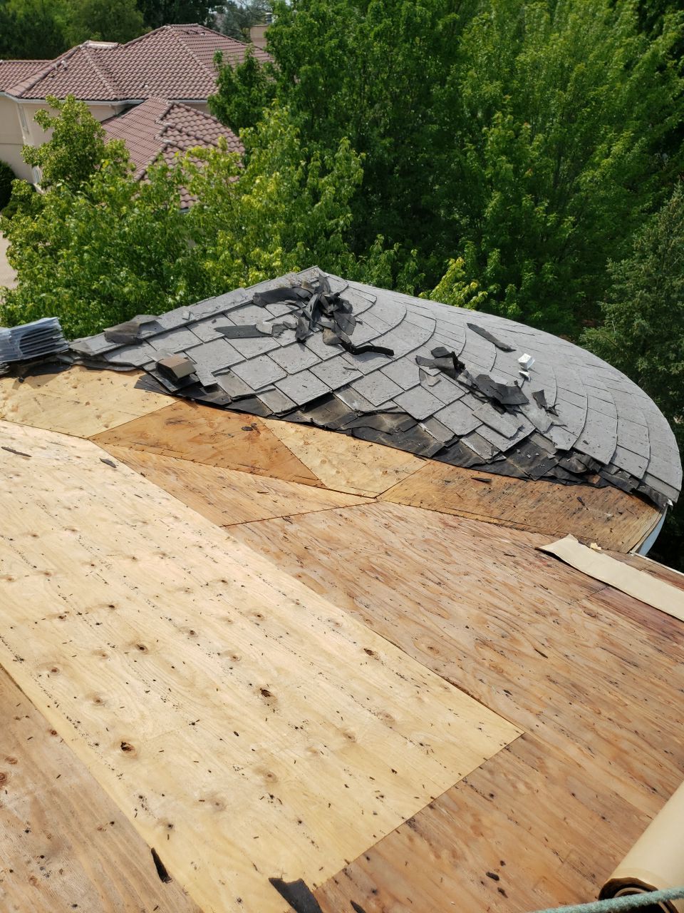 DaVinci Slate Roof Installation and Aluminum Gutter by Custom Installations