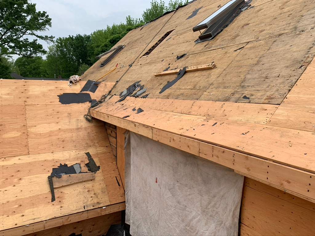 Roof, skylights, soffits and gutters. by Nisi Home Improvement