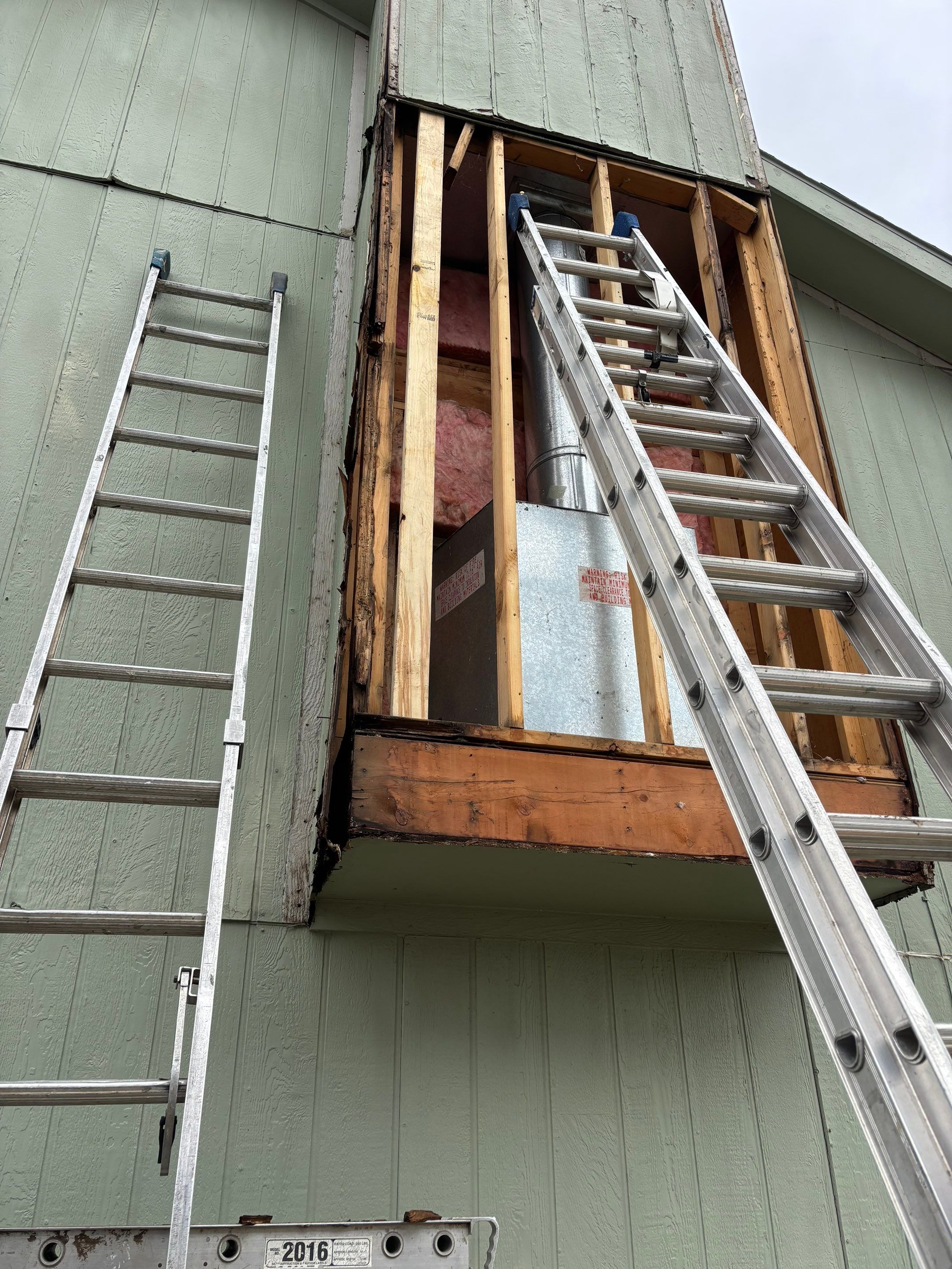 Kansas City Horizontal Vinyl Siding Installation for Split-Level Residence by EEC Windows, Siding & Roofing