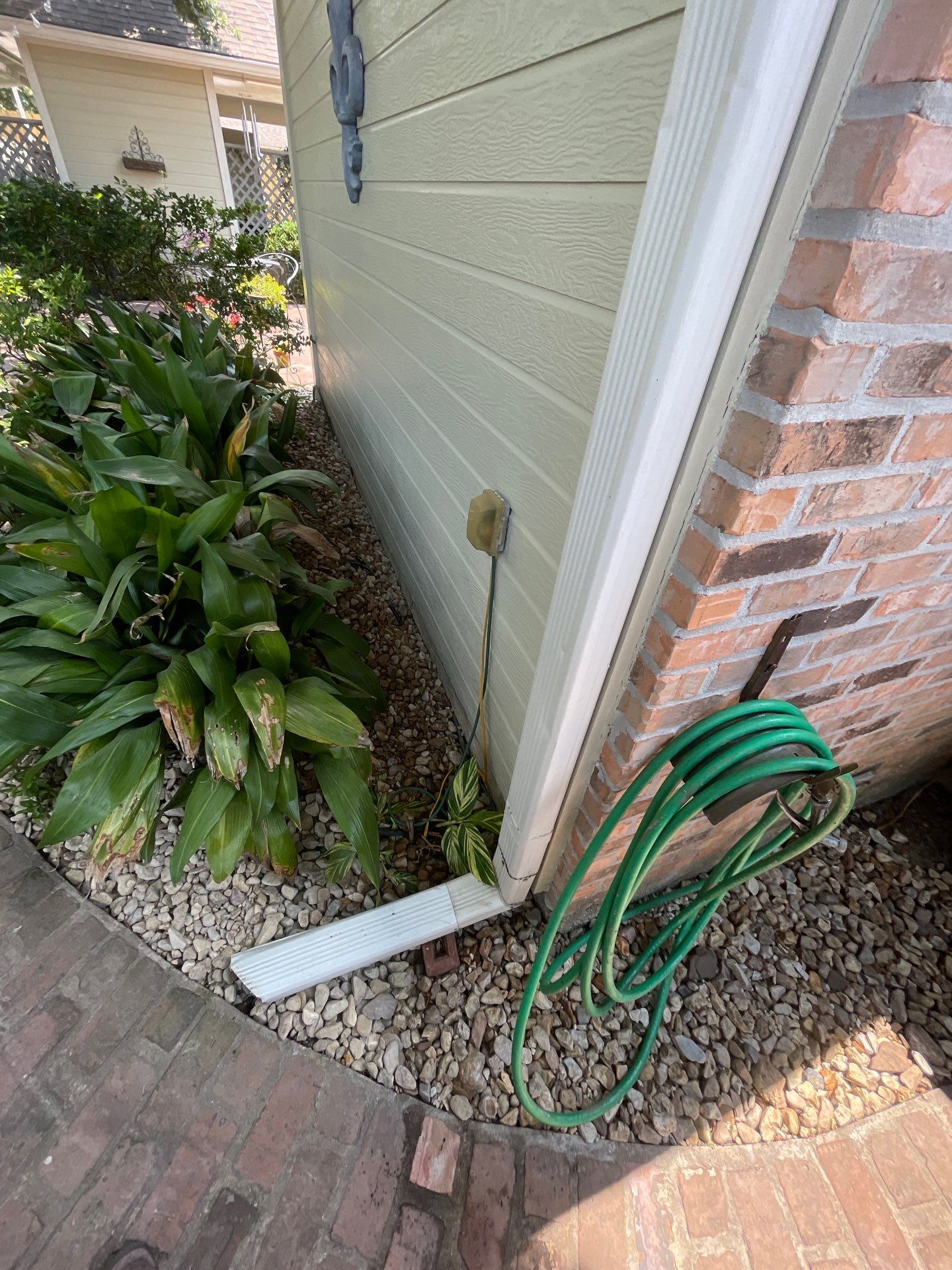 DEMO / BED PREP / CUT IN BED EDGES / MULCH INSTALL using BROWN MULCH "BARK BRITE" & ROAD ROCK by CutScape, LLC.