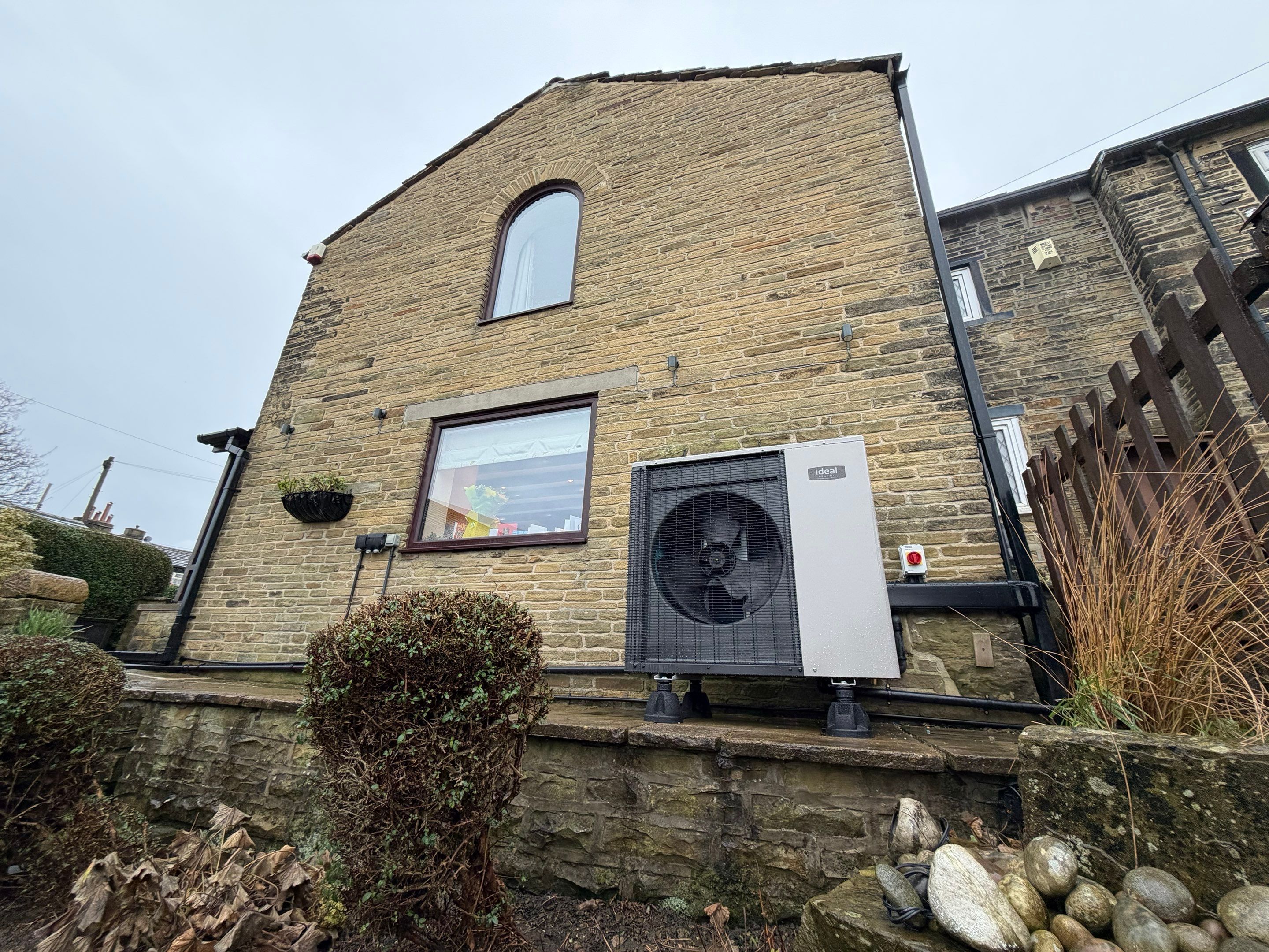 ❄️🏡 100-year-old solid-stone cottage in West Yorkshire by Elite Services Group Ltd