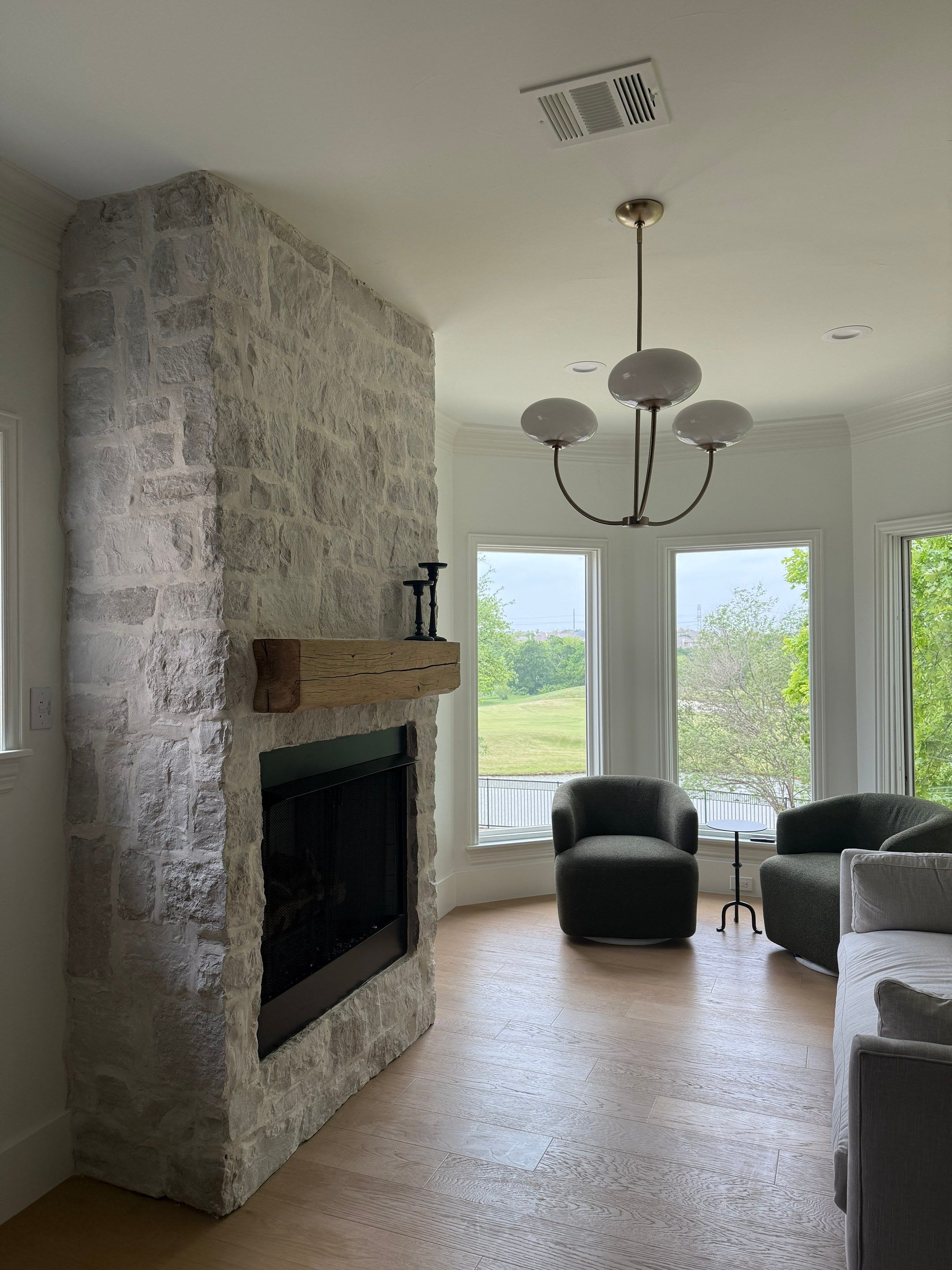 Luxury Remodel in Castle Hills by HOMES BY JAR