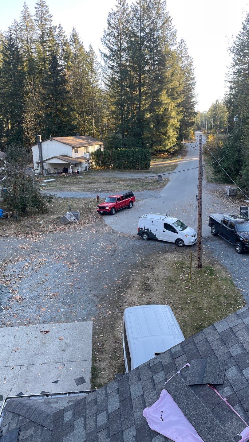 Residential Roofing Installation using OC Oakridge shingles by Top Notch Roofing Inc