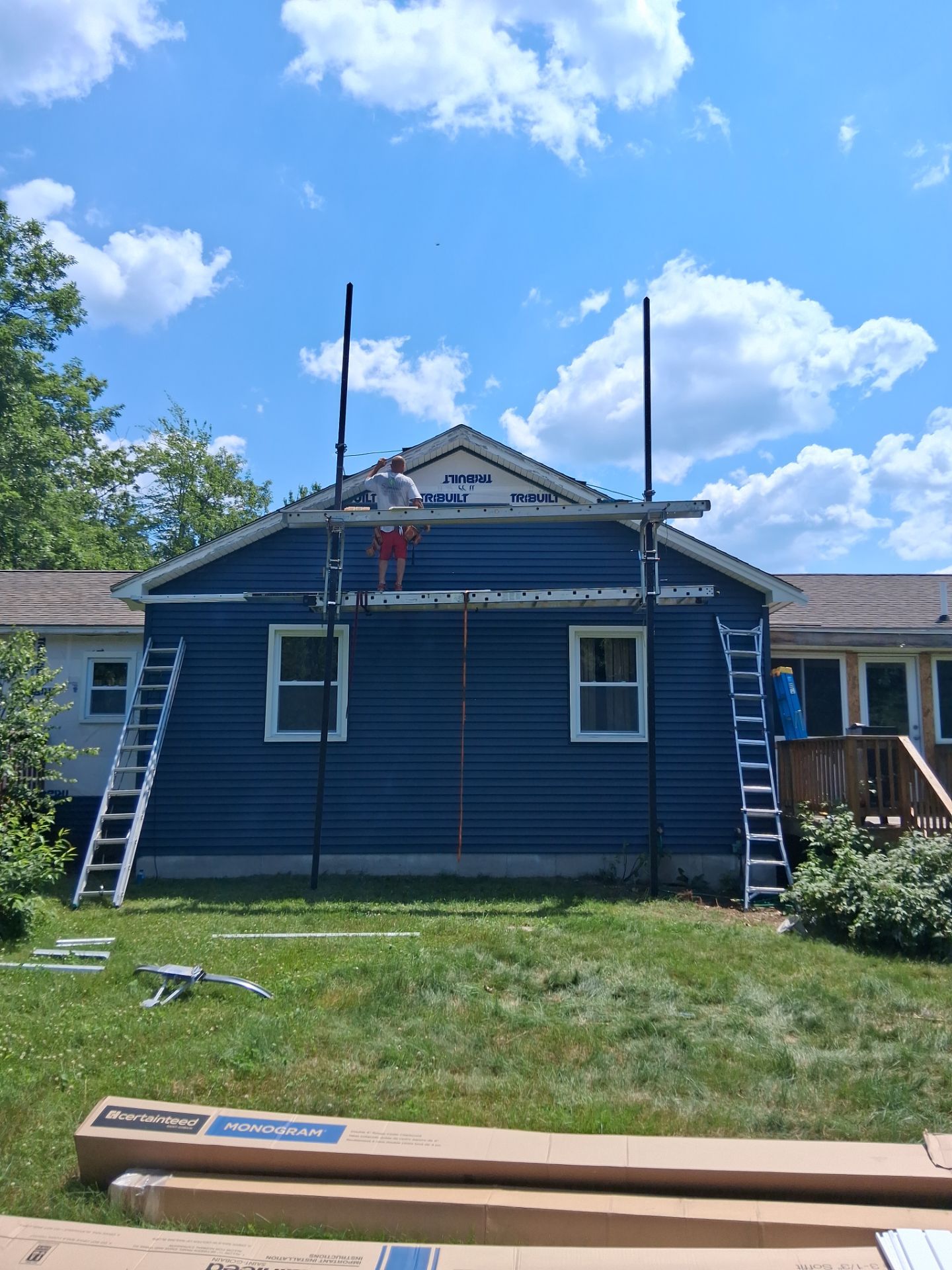 Barnstead, NH – Premium Vinyl Siding Transformation by Tall pine roofing