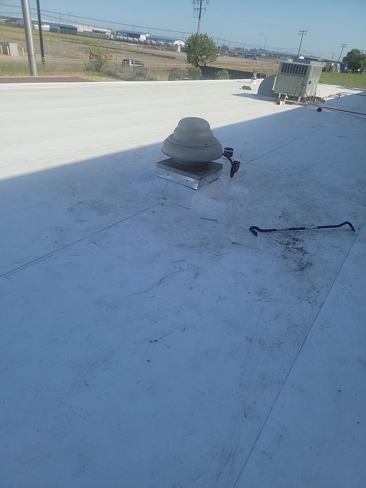 TPO single-ply roofing system using GAF by Straight Edge Roofing Inc