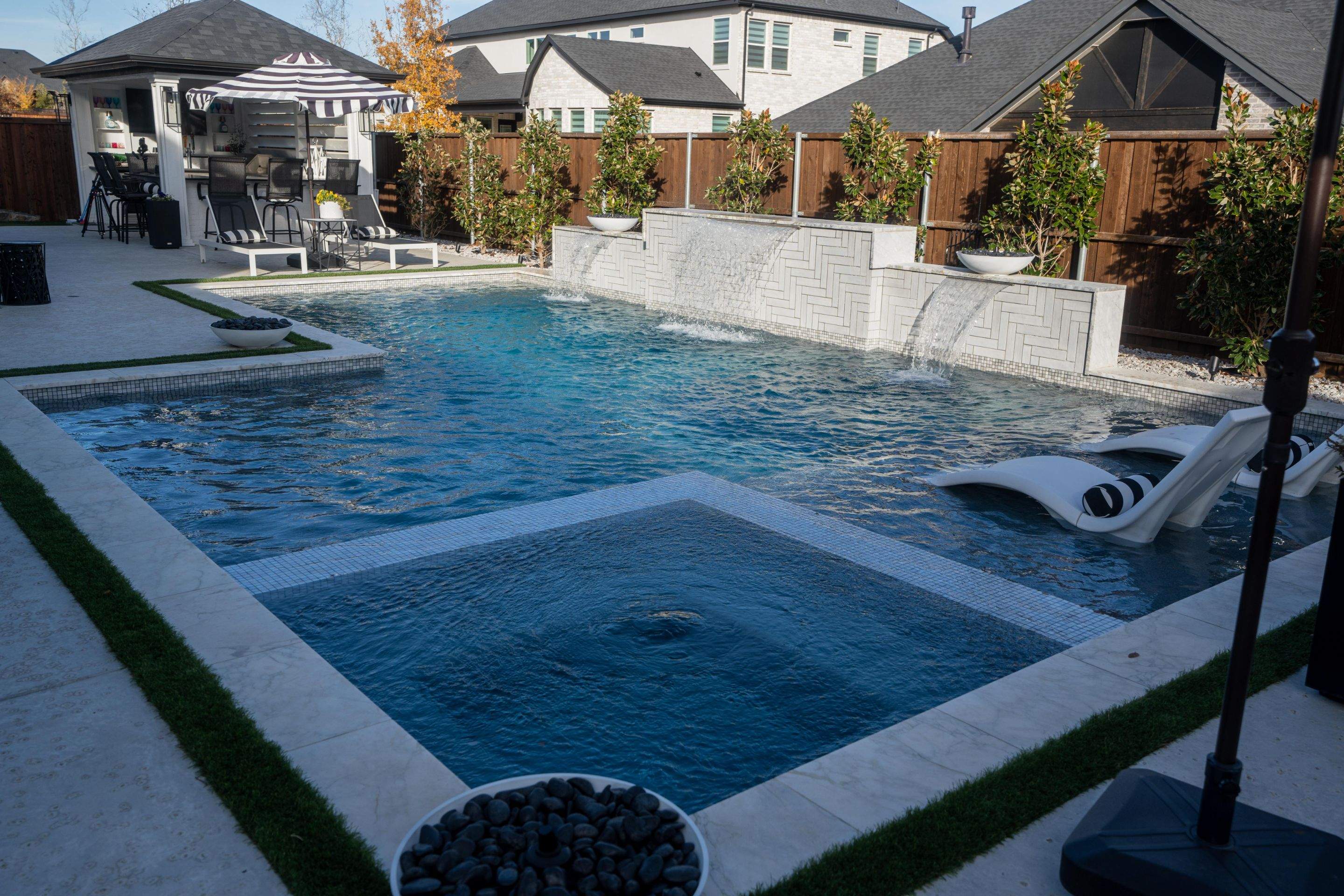 Pool with Large Sun Shelf and Spa by Pinnacle Pools and Spas - DFW